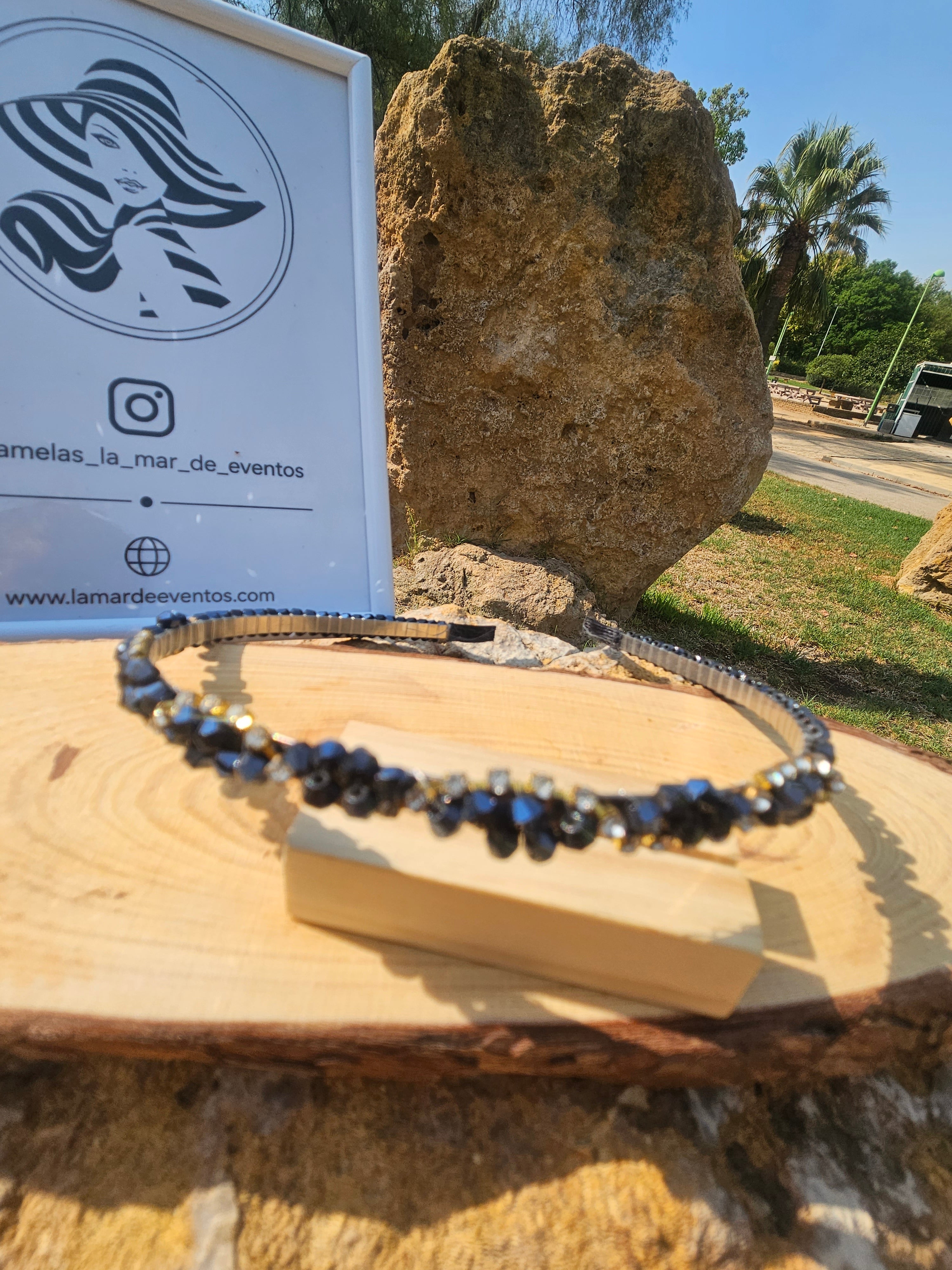 Diadema azul con abalorios facetados y destellos, banda negra