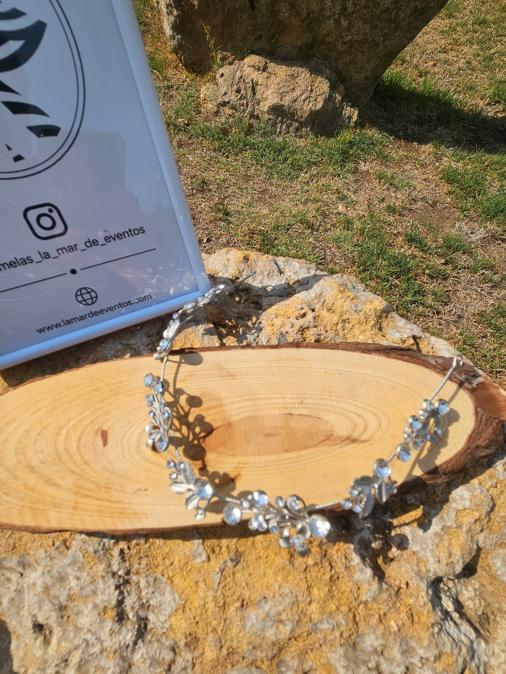 Tiara de novia Claudia plateada de pedrería circular con acabados en hojas