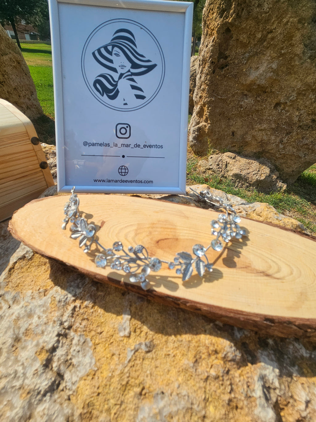 Tiara de novia Claudia plateada con pedrería brillante y hojas tipo corona