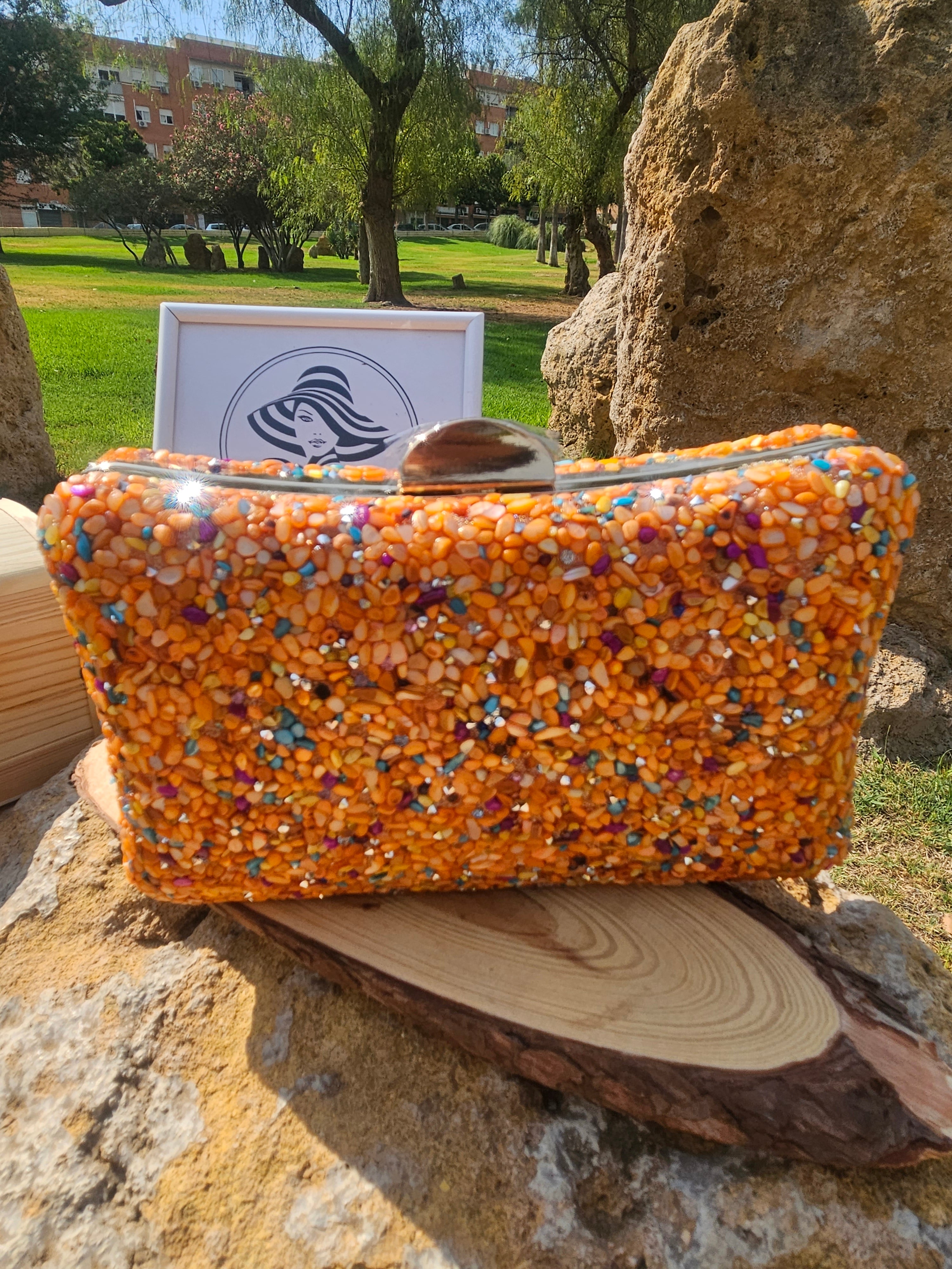 Bolso de cuentas multicolor naranja con asa superior y cierre metálico, frontal.
