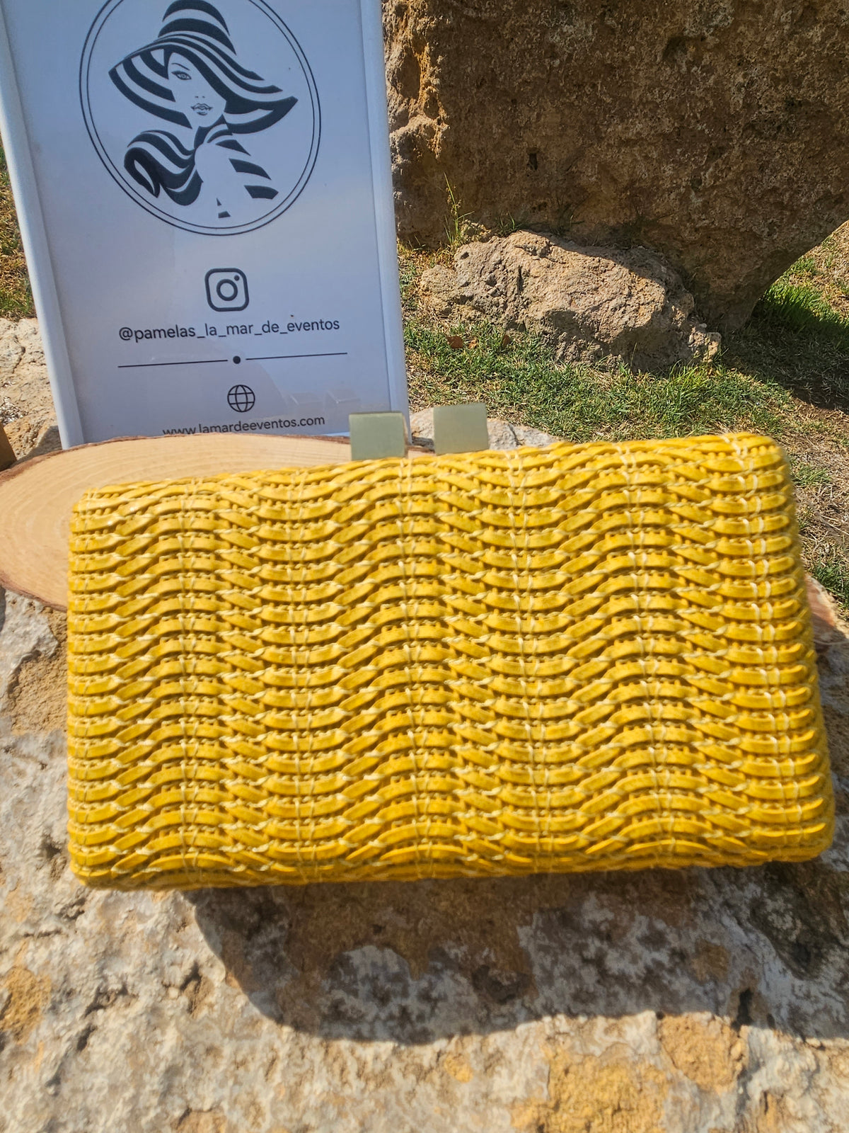 Bolso Miami amarillo: vista frontal del tejido trenzado y cierre metálico rectangular.