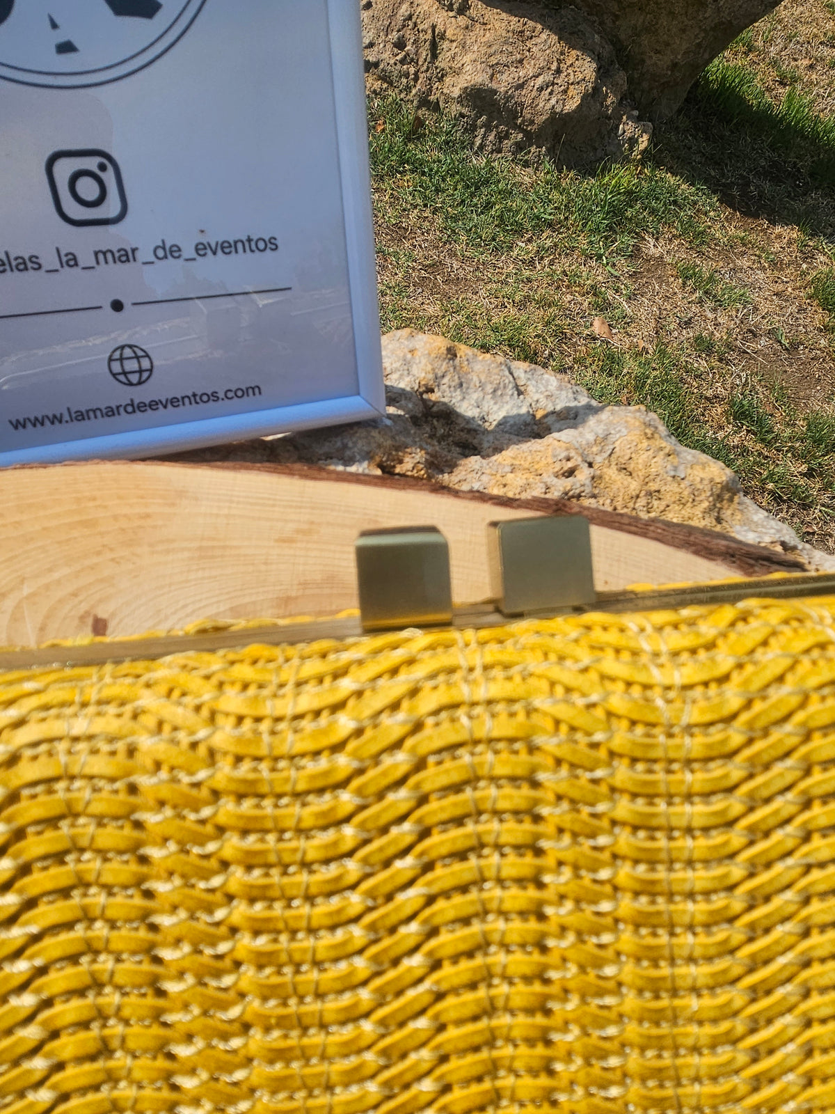 Bolso Miami amarillo: cierre metálico cuadrado sobre tejido trenzado con relieve.