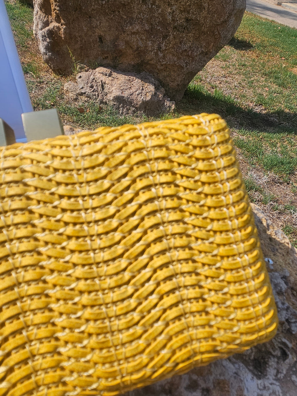Bolso Miami amarillo de tejido trenzado con asa/correa corta y textura en relieve.