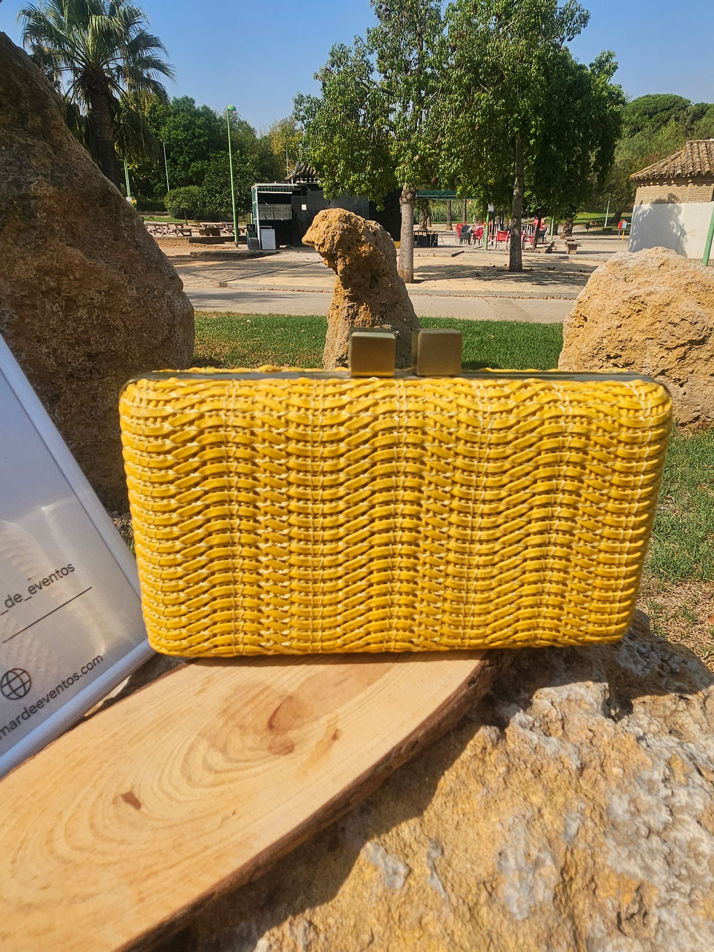 Bolso Miami amarillo de tejido trenzado tipo tote pequeño, con cierre dorado superior.