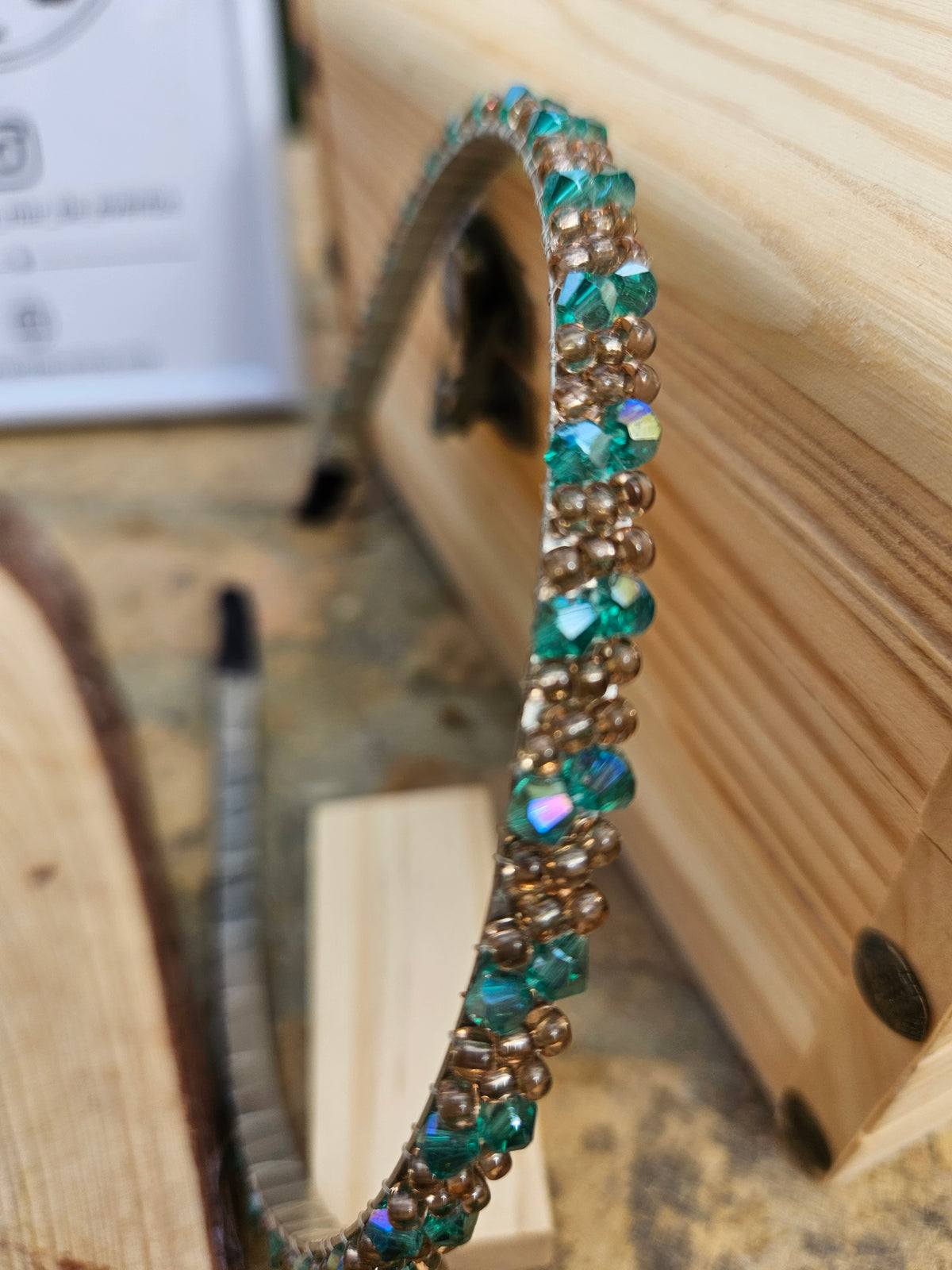 Diadema Sonia con cuentas turquesa y doradas, detalle lateral
