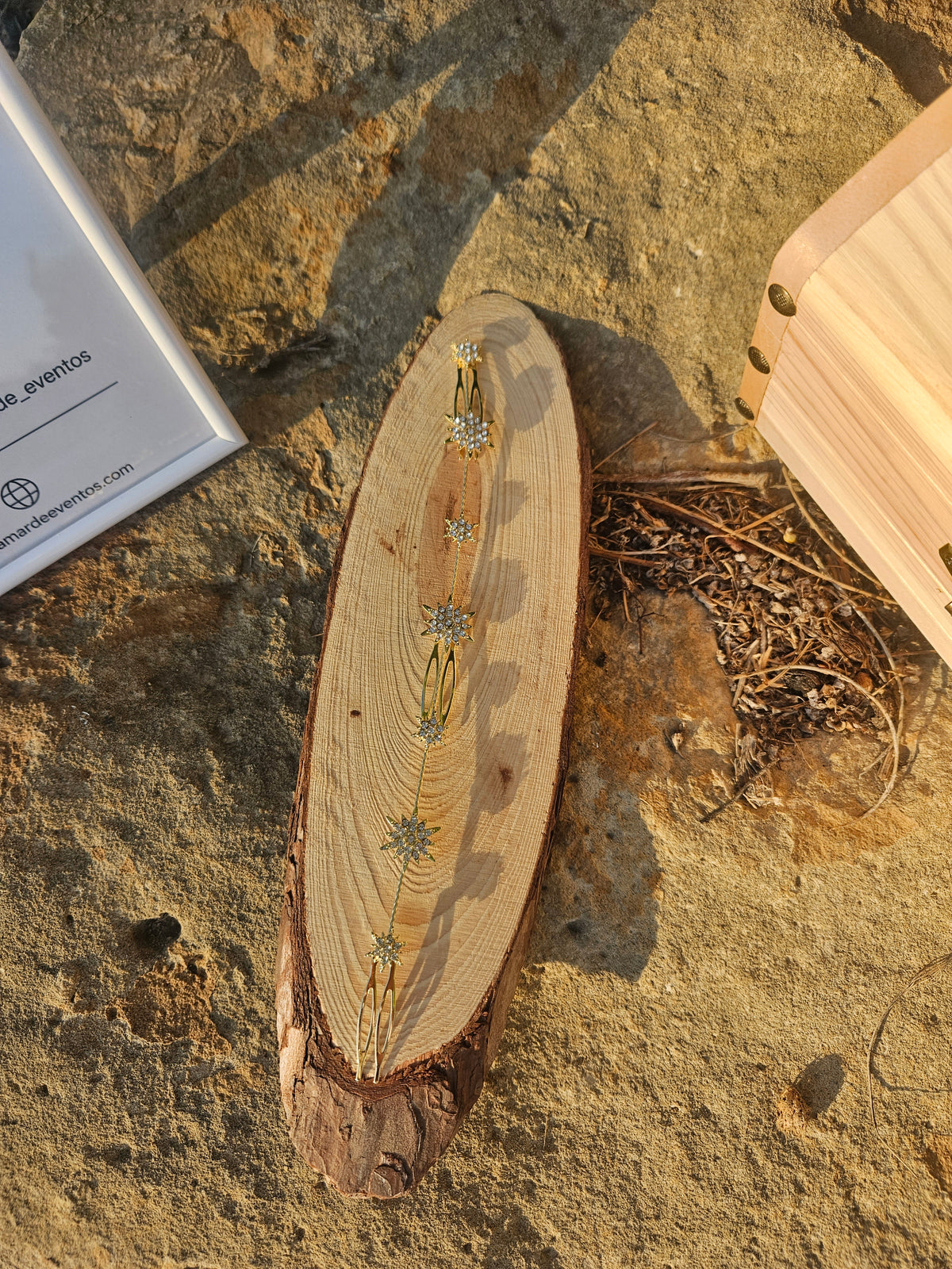 Cubre raíz con base oval de madera y adorno estelar dorado con pedrería