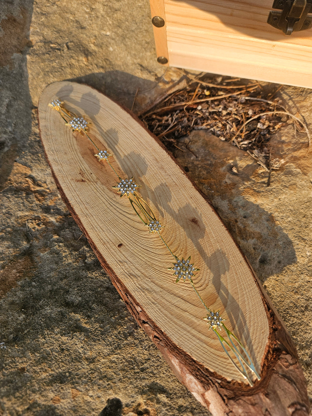 Cubre raíz con base oval de madera y pasadores estelares dorados con pedrería