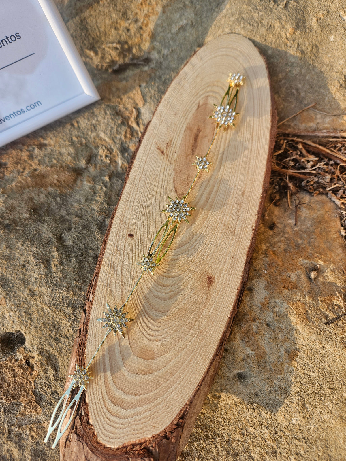 Cubre raíz con base oval de madera y pedrería dorada con colgantes blancos