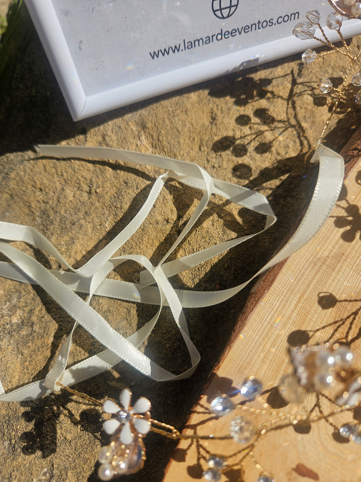 Tiara de novia Kalinda con ramaje dorado, flores de pedrería y cuentas brillantes