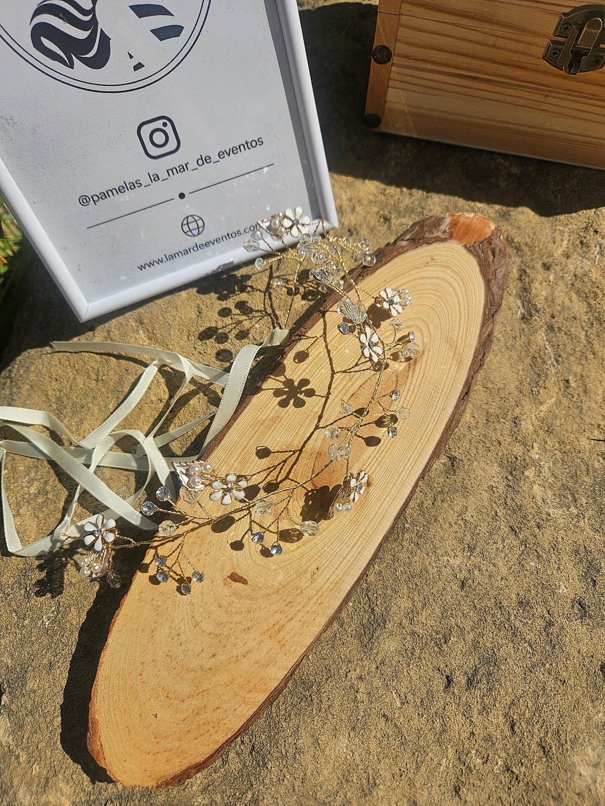 Tiara de novia Kalinda extendida, ramas doradas y pedrería en flores y gotitas