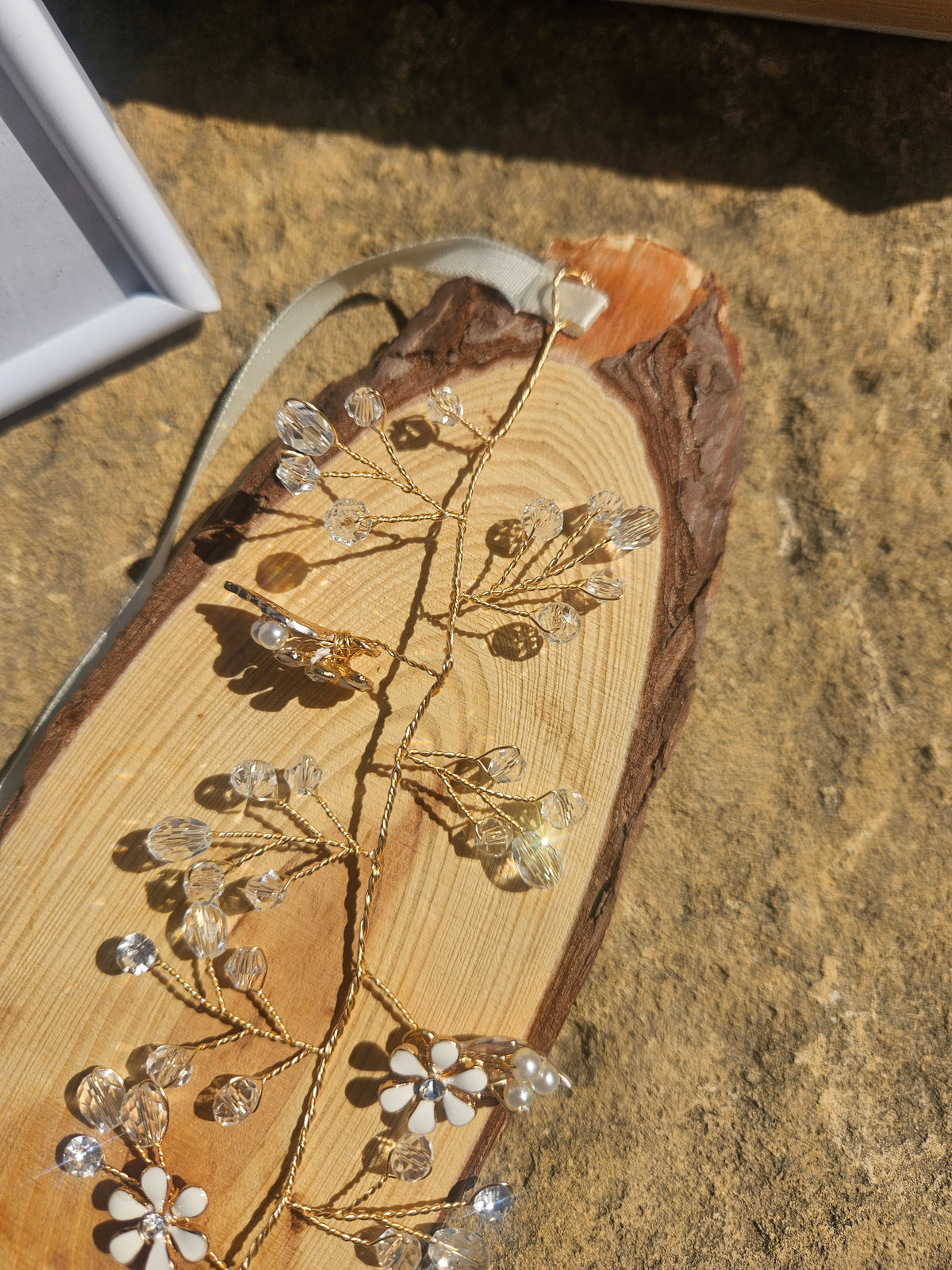 Tiara de novia Kalinda con diseño floral de ramaje dorado y pedrería transparente