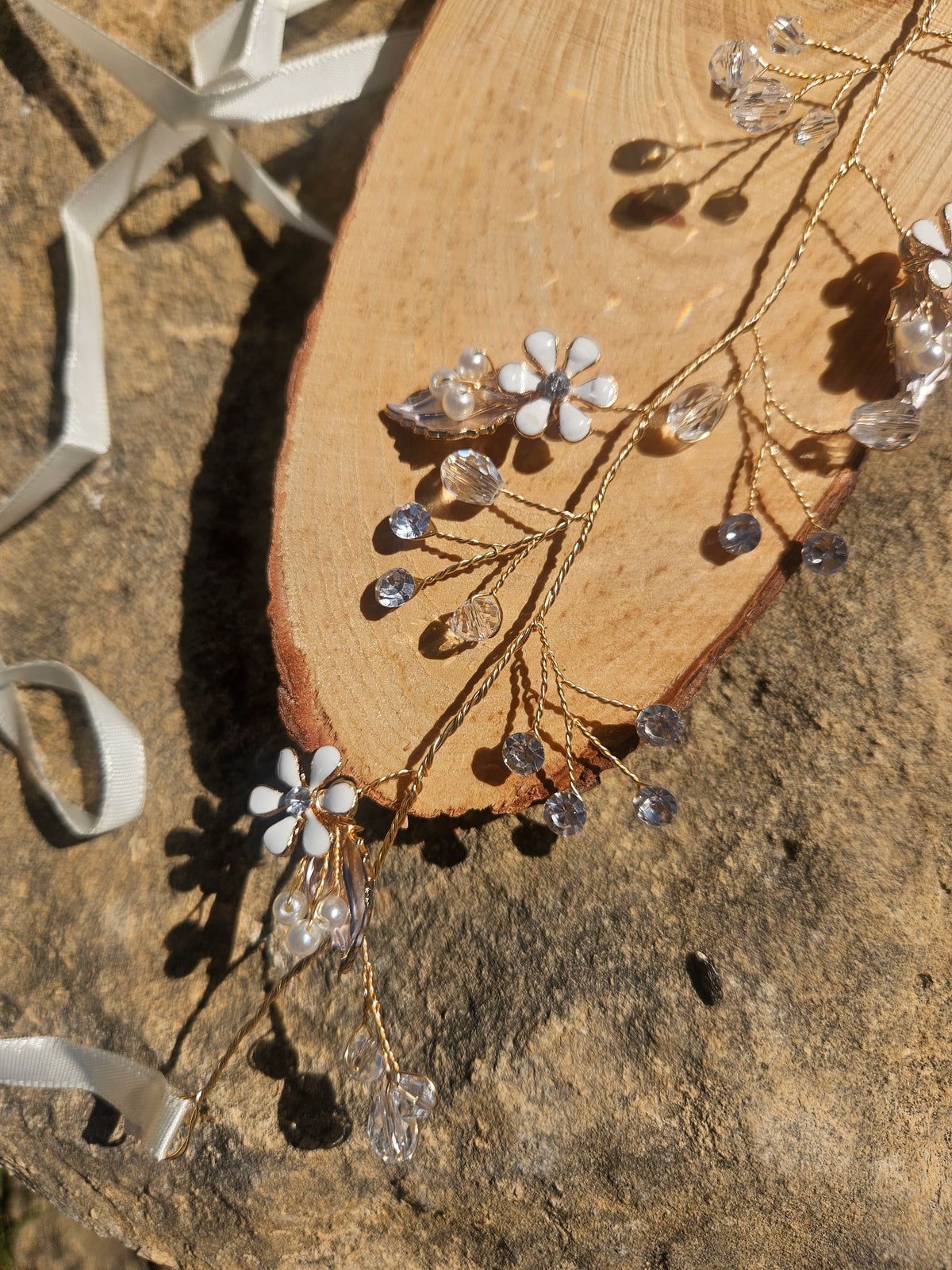 Tiara de novia Kalinda con flores 3D y cuentas de cristal sobre malla dorada