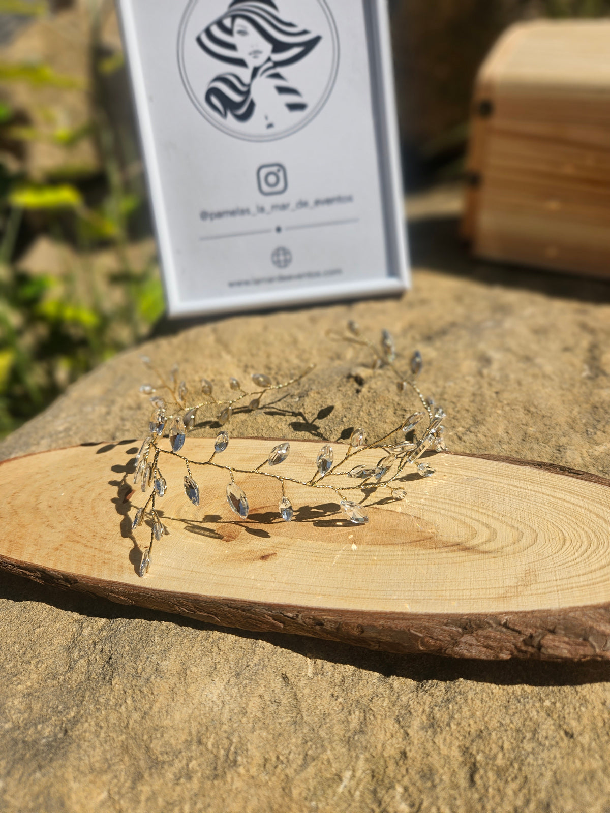 Gargantilla choker de gotas de cristal con acabado dorado