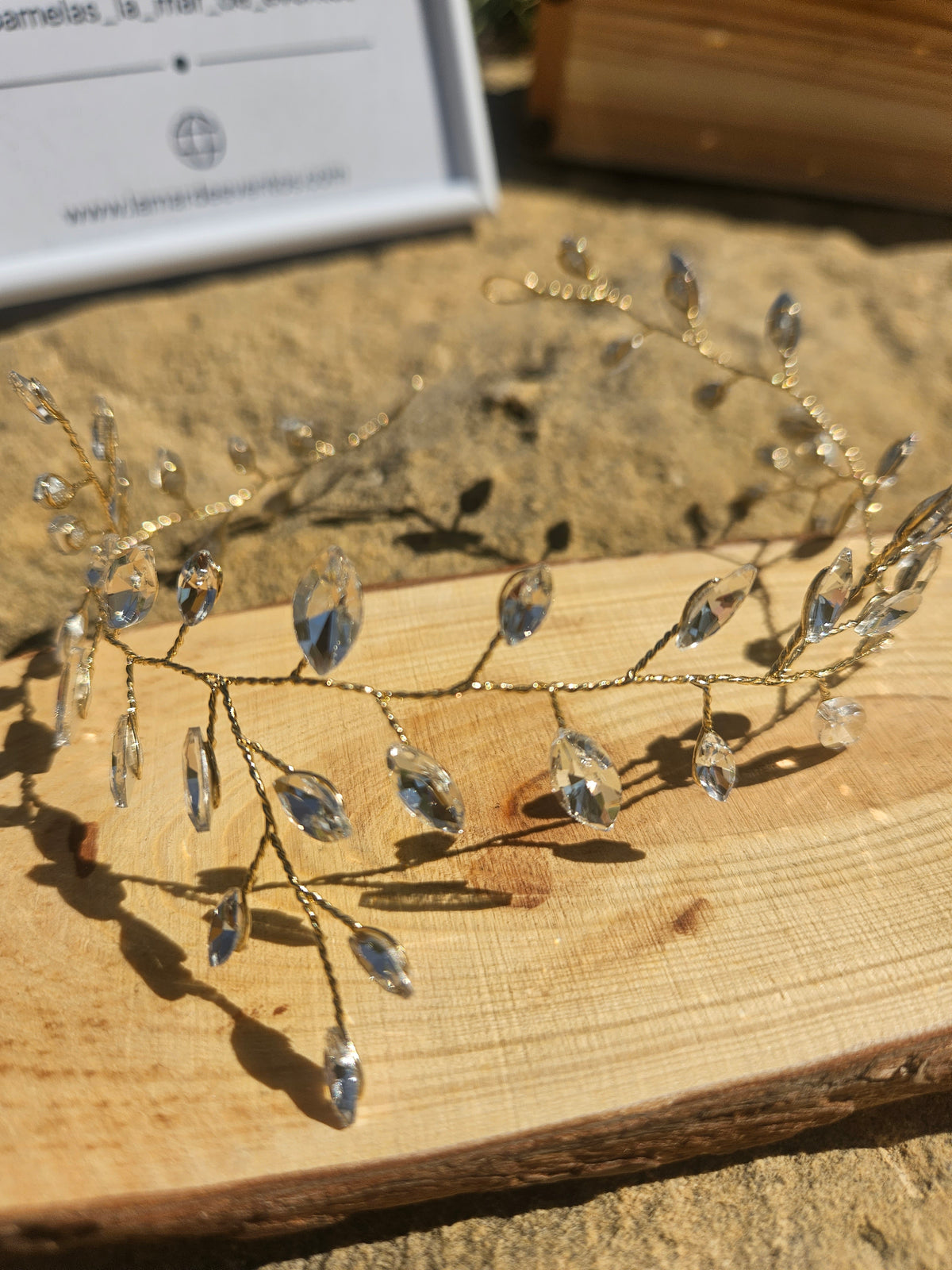 Gargantilla choker con filigrana dorada y piedras tipo gota transparentes