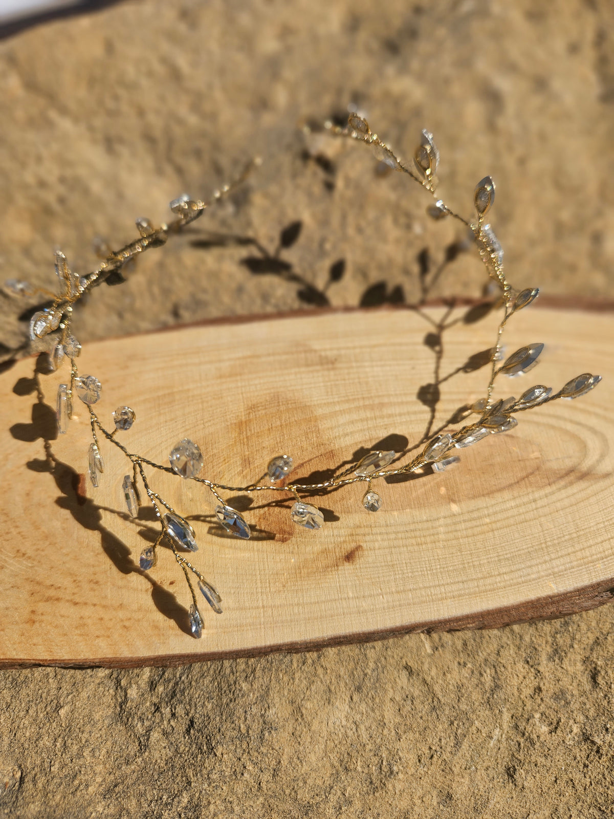 Gargantilla choker de gotas de cristal transparentes en marco dorado