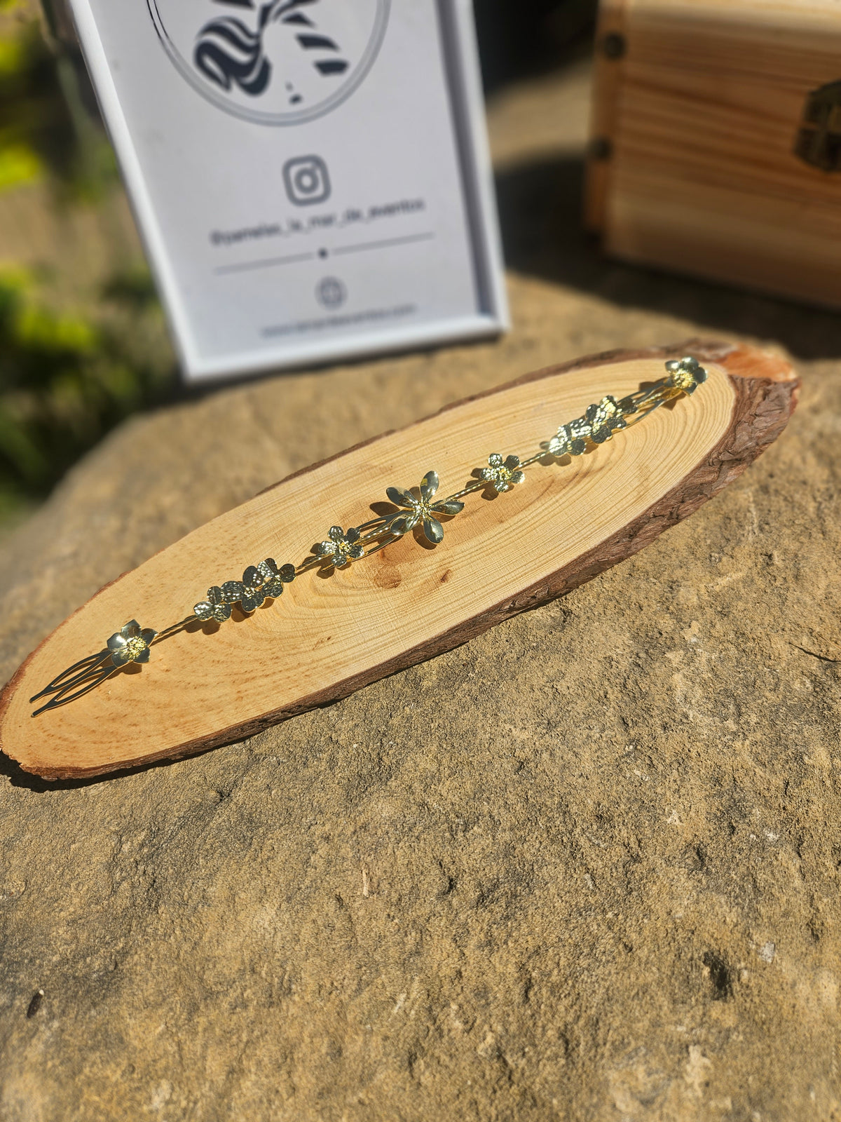 Cubre raíces jardín dorado con flores doradas sobre base oval de madera