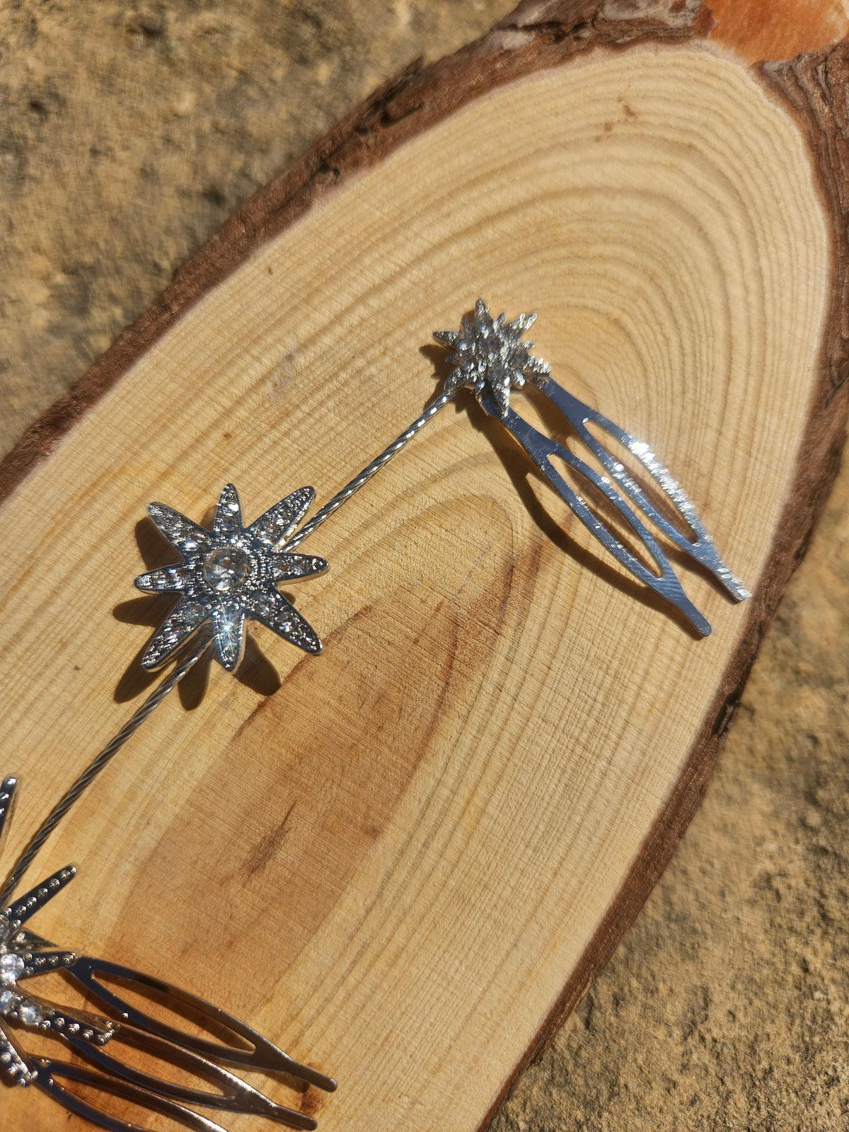 Cubre raíz con tres pasadores de estrella plateada y líneas decorativas
