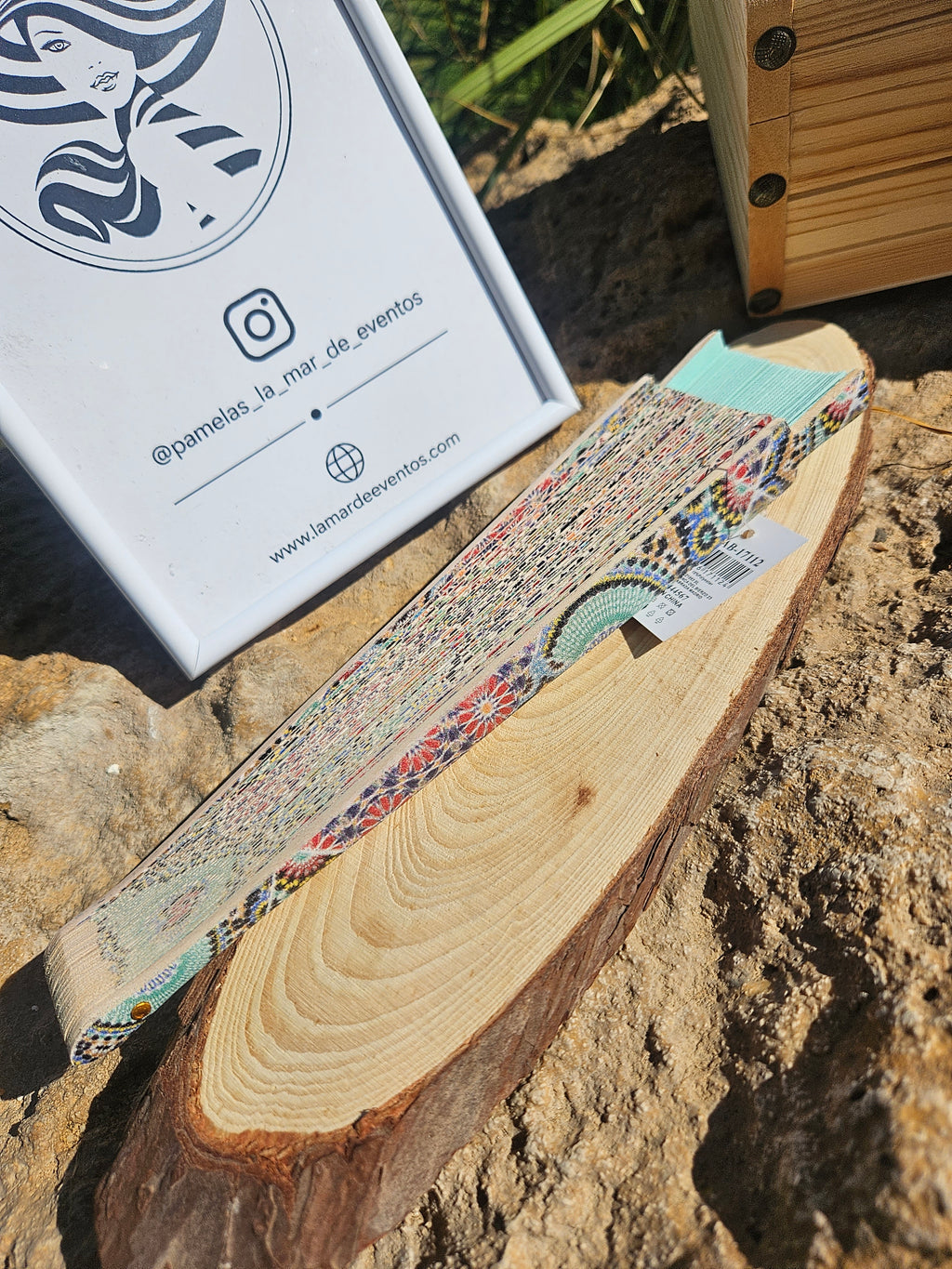 Abanico verde agua multicolor con mango de madera y estampado geométrico