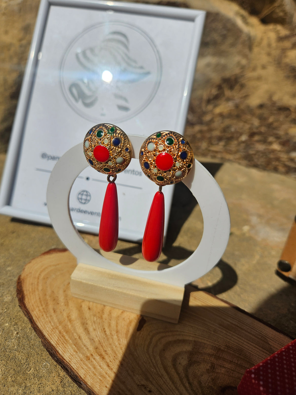 Pendientes Sergey dorados con círculo multicolor, centro rojo y colgante rojo