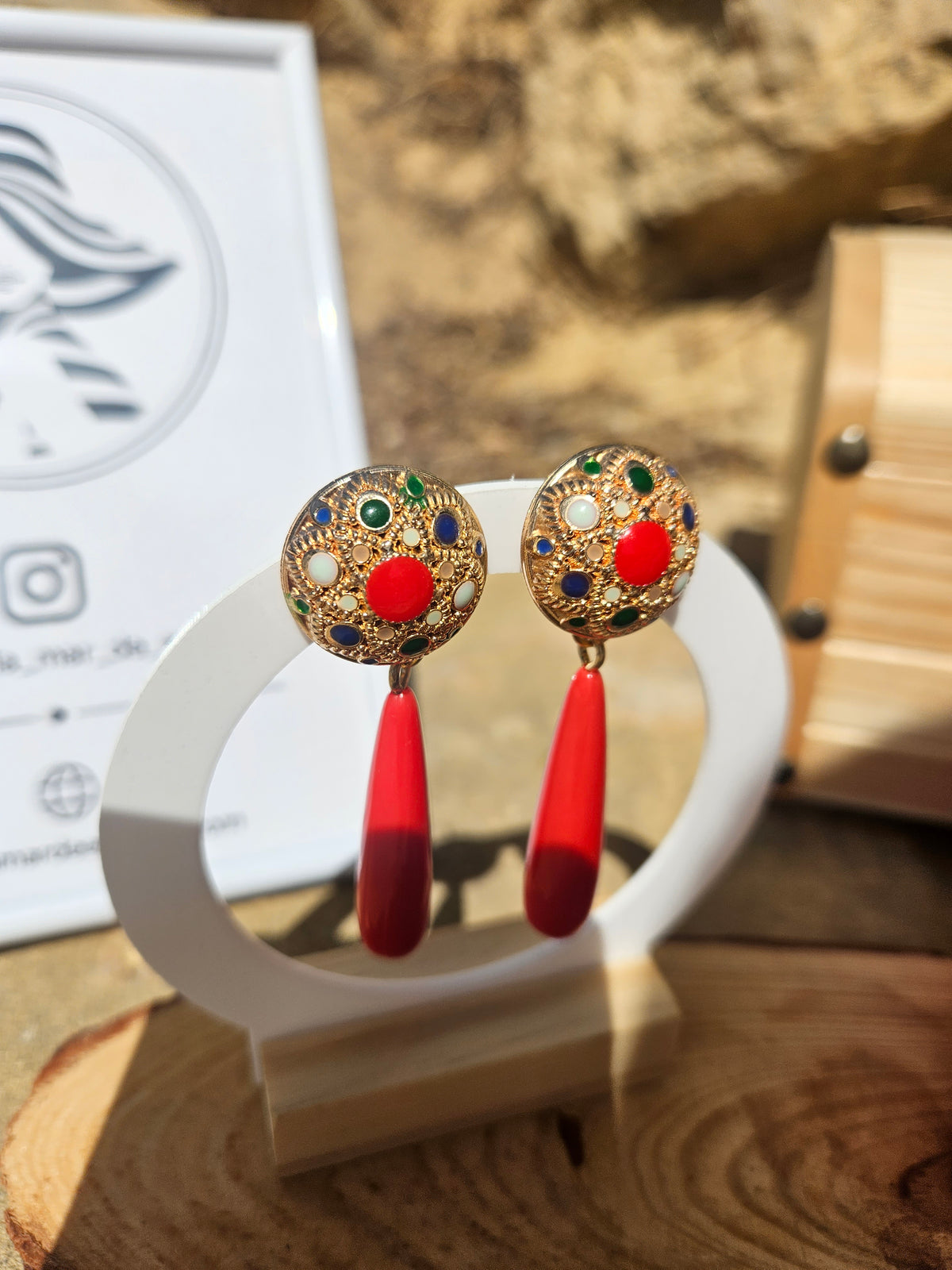 Pendientes Sergey con círculos dorados multicolores y colgantes rojos tipo lágrima