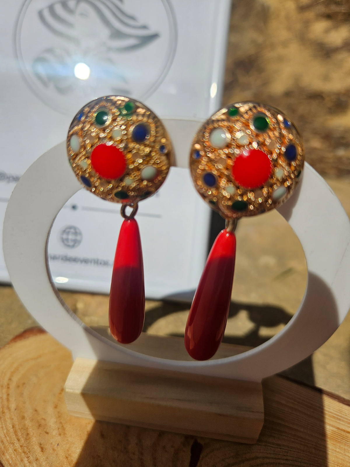 Pendientes Sergey dorados con cabezal circular multicolor y dos colgantes rojos