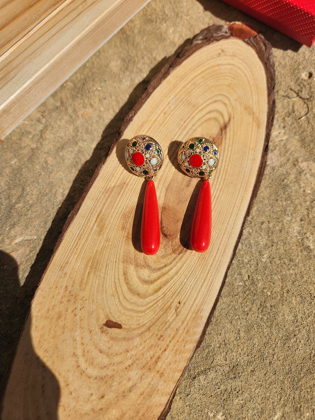 Pendientes Sergey dorados con colgantes rojos y cabezales con esmalte multicolor