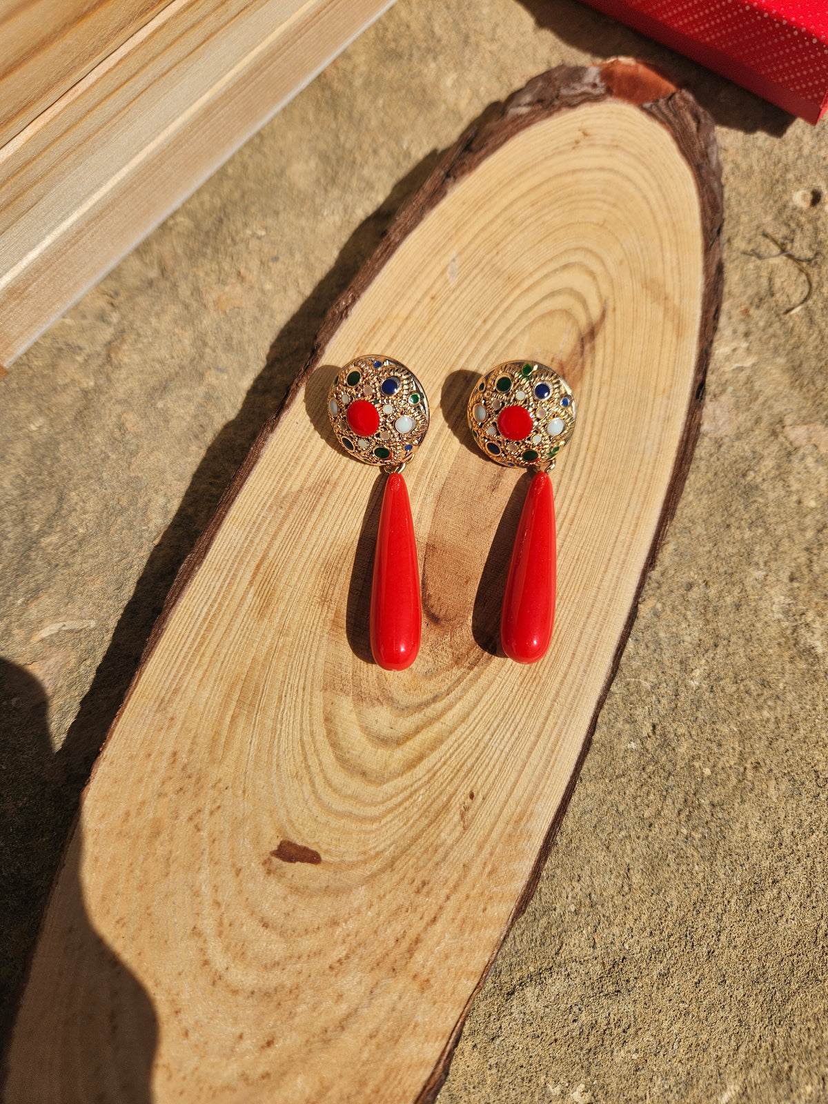 Pendientes Sergey dorados con colgantes rojos y cabezales con esmalte multicolor