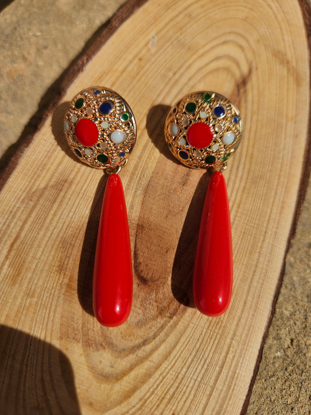 Pendientes Sergey dorados, colgantes rojos y detalles verdes, azules y blancos