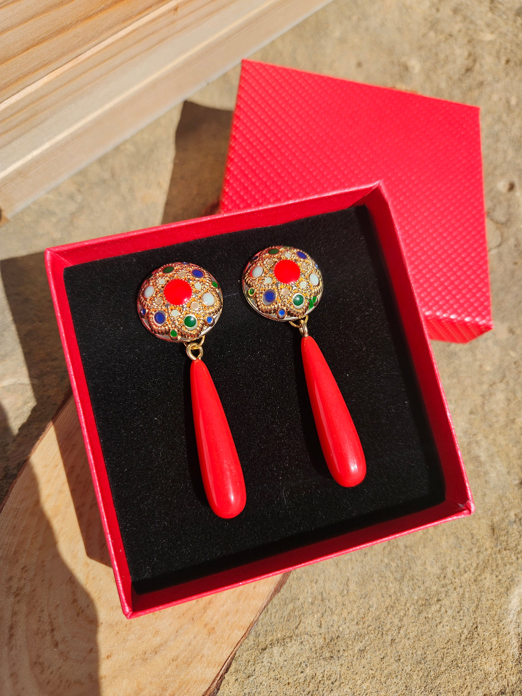 Pendientes Sergey en estuche negro con caja roja: círculos dorados y colgantes rojos