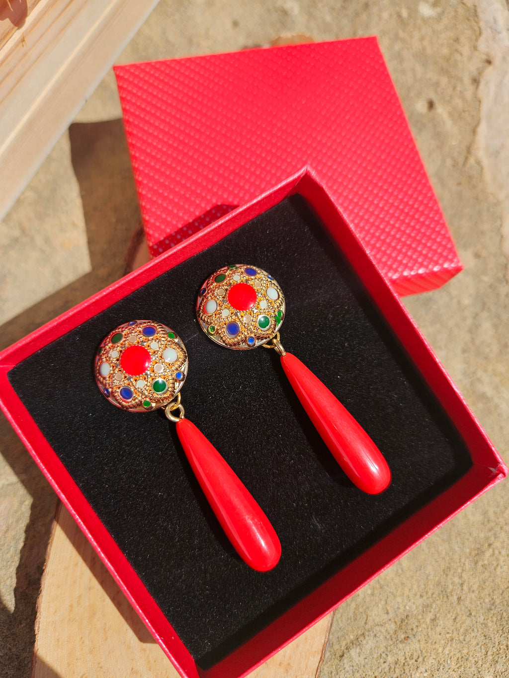 Pendientes Sergey en estuche negro: círculos dorados multicolor y colgantes rojos