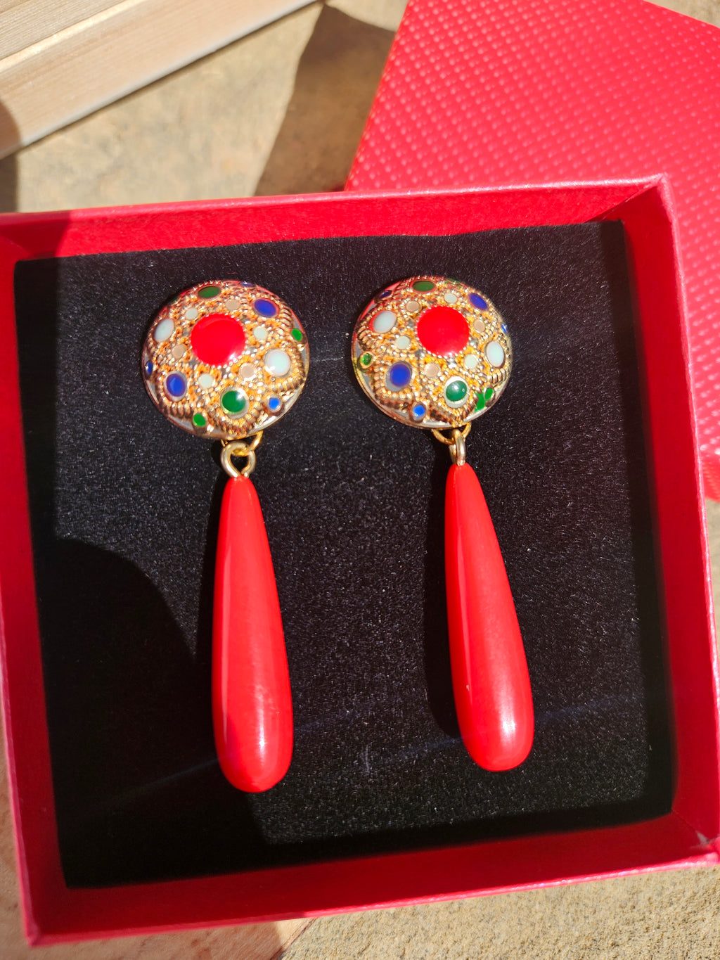 Pendientes Sergey dorados con círculo multicolor, centro rojo y colgante rojo