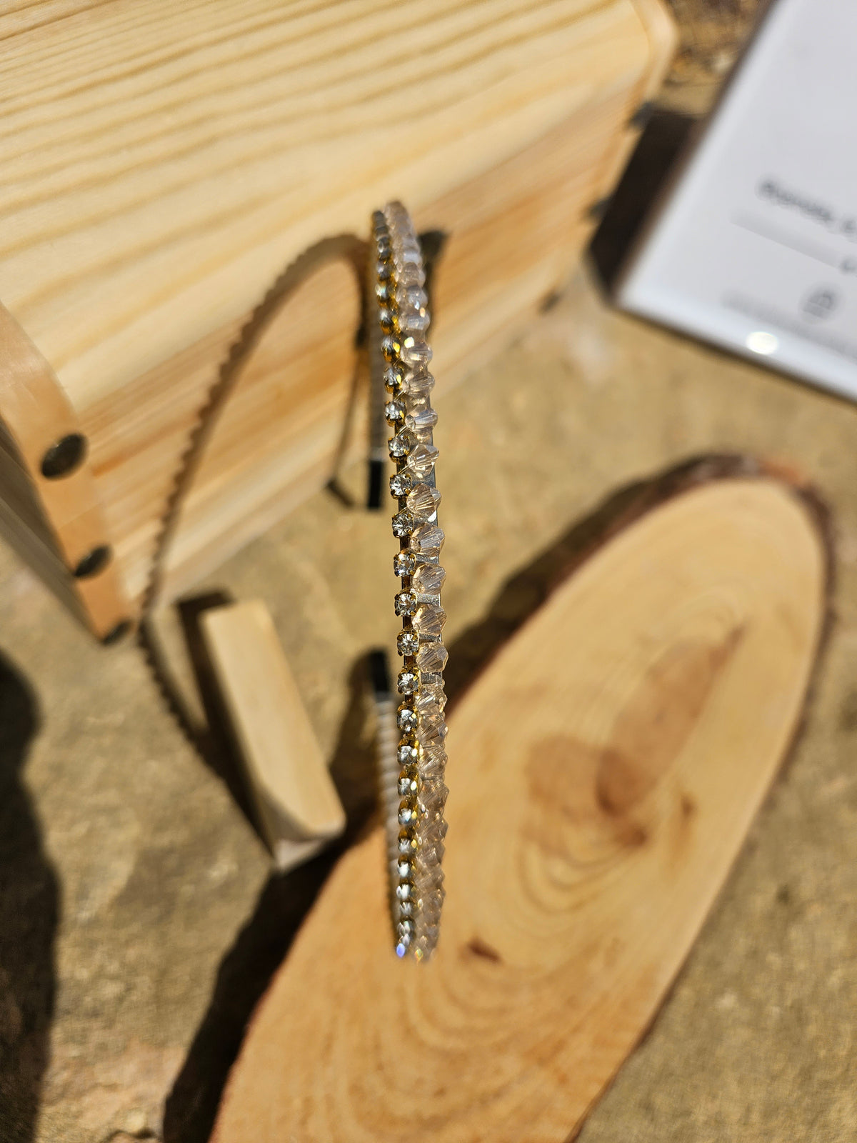 Diadema vertical con pedrería dorada y hileras de cristales