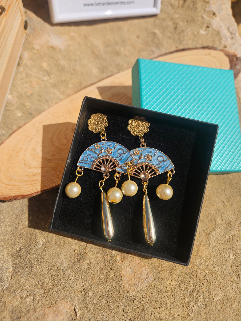 Pendientes con medallones azules, flores doradas y colgantes de perla y gota metálica