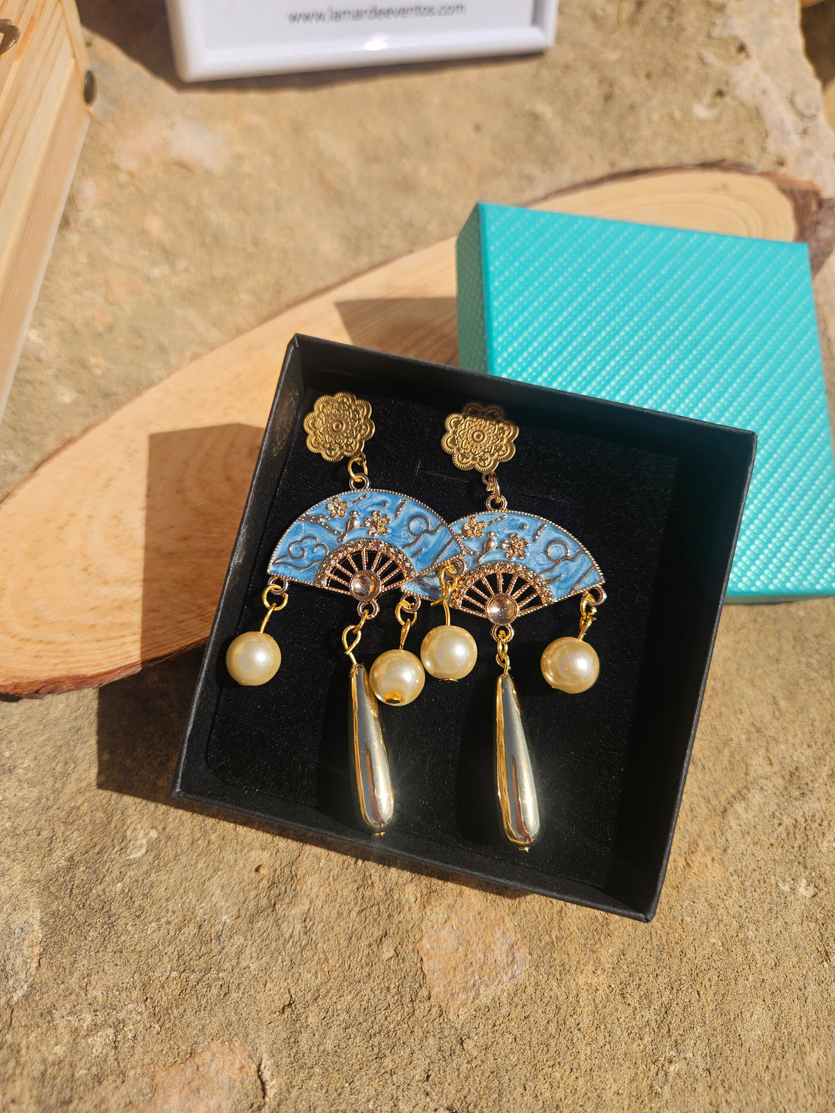 Pendientes con medallones azules, flores doradas y colgantes de perla y gota metálica
