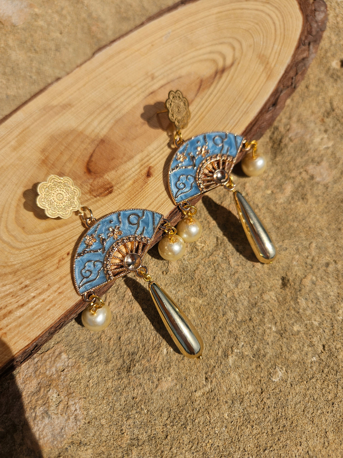 Pendientes largos: medallones azules con abanico, perlas y colgantes en forma de gota