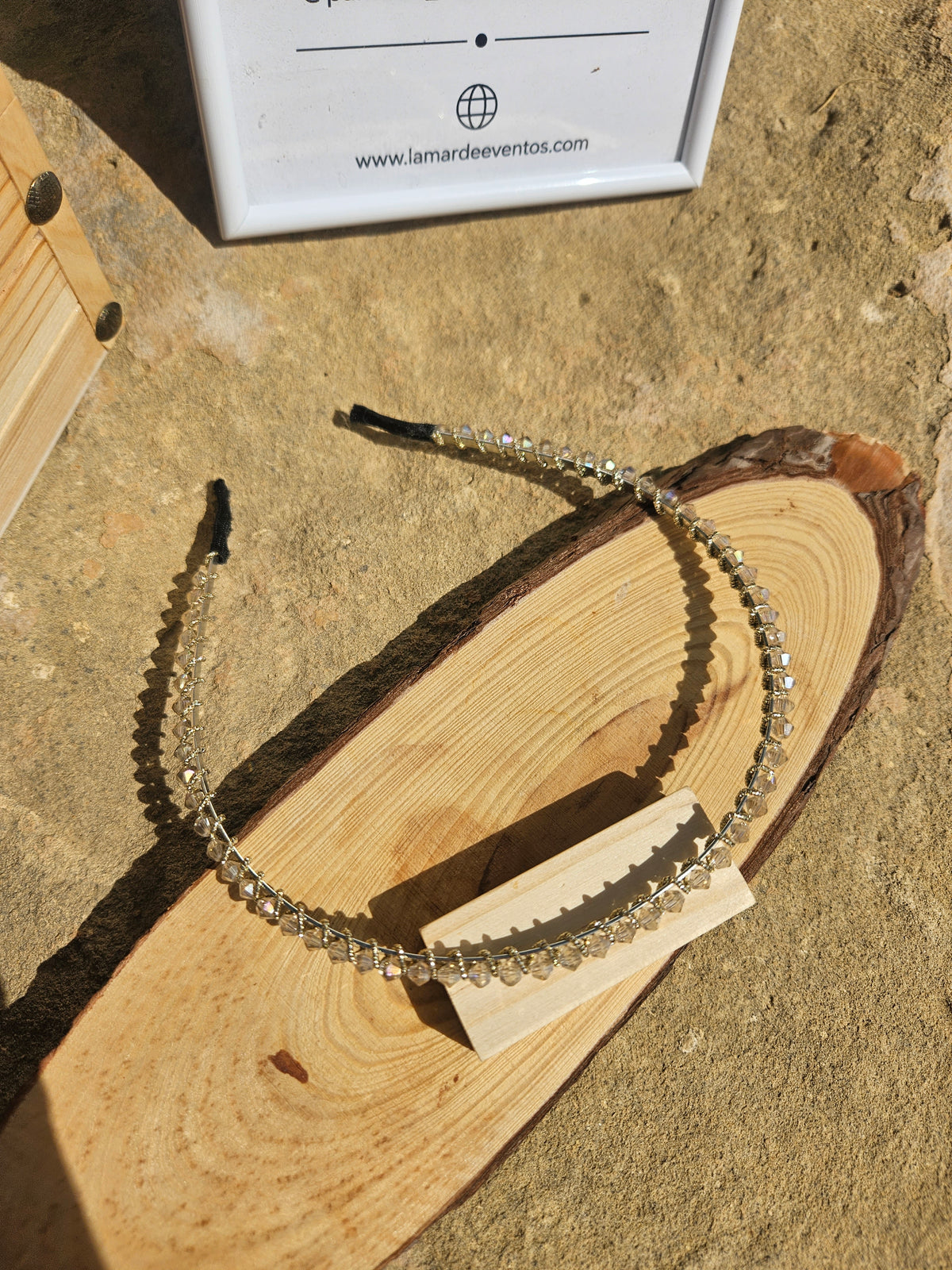 Diadema de novia Casilda con pedrería plateada y aro semicircular