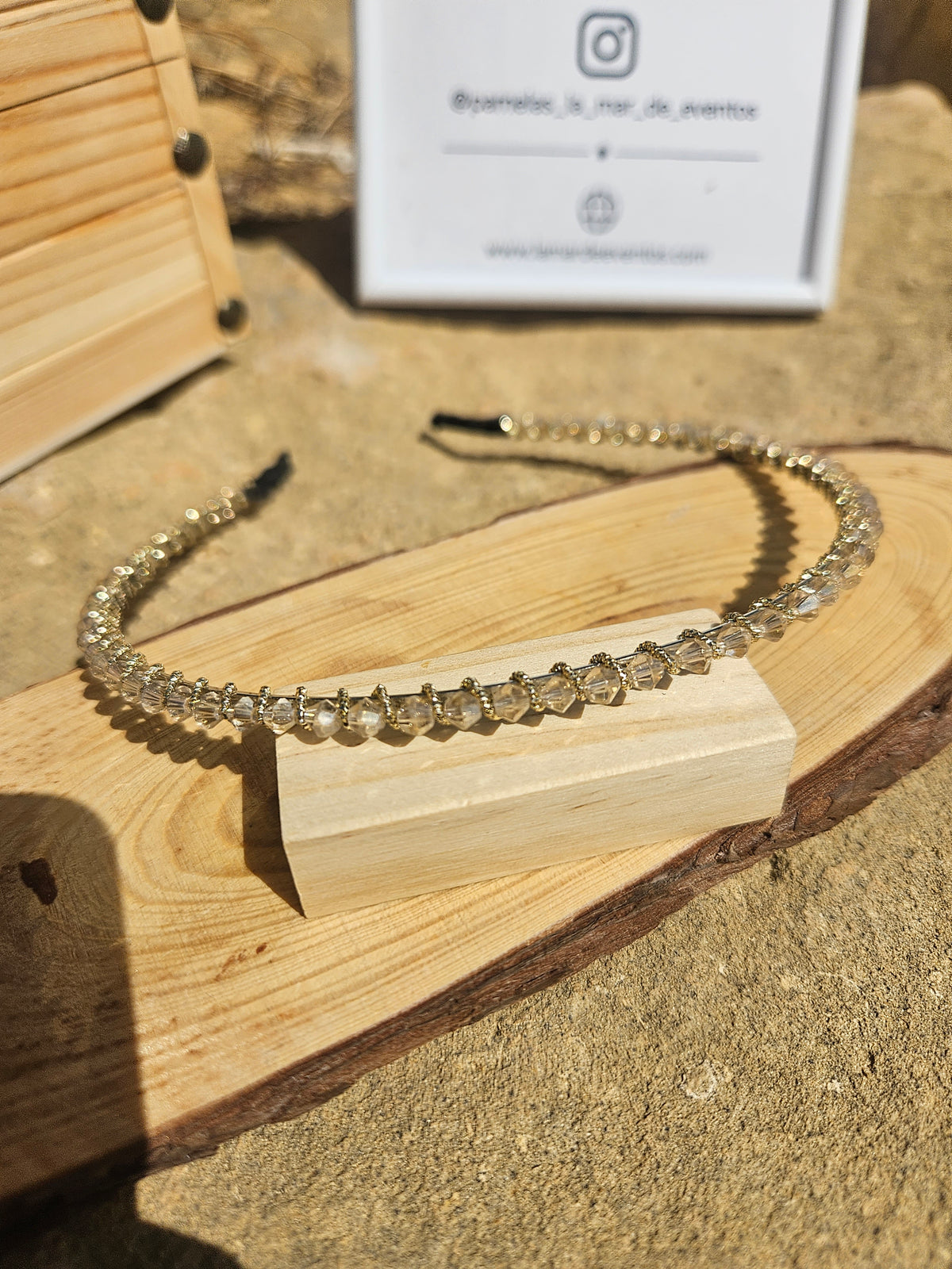 Diadema de novia plateada con pedrería y cuentas brillantes