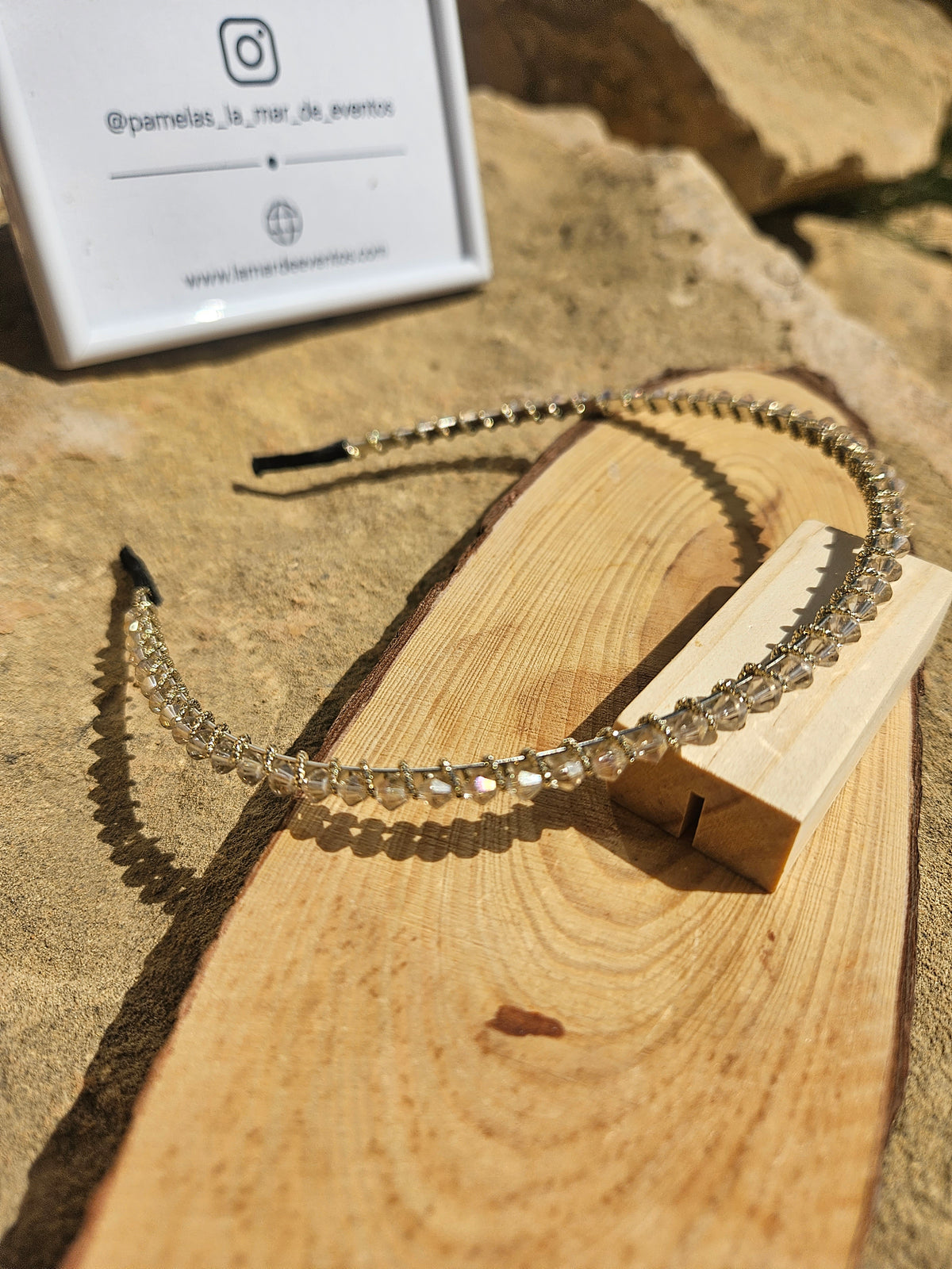 Diadema de novia con pedrería plateada en forma de arco