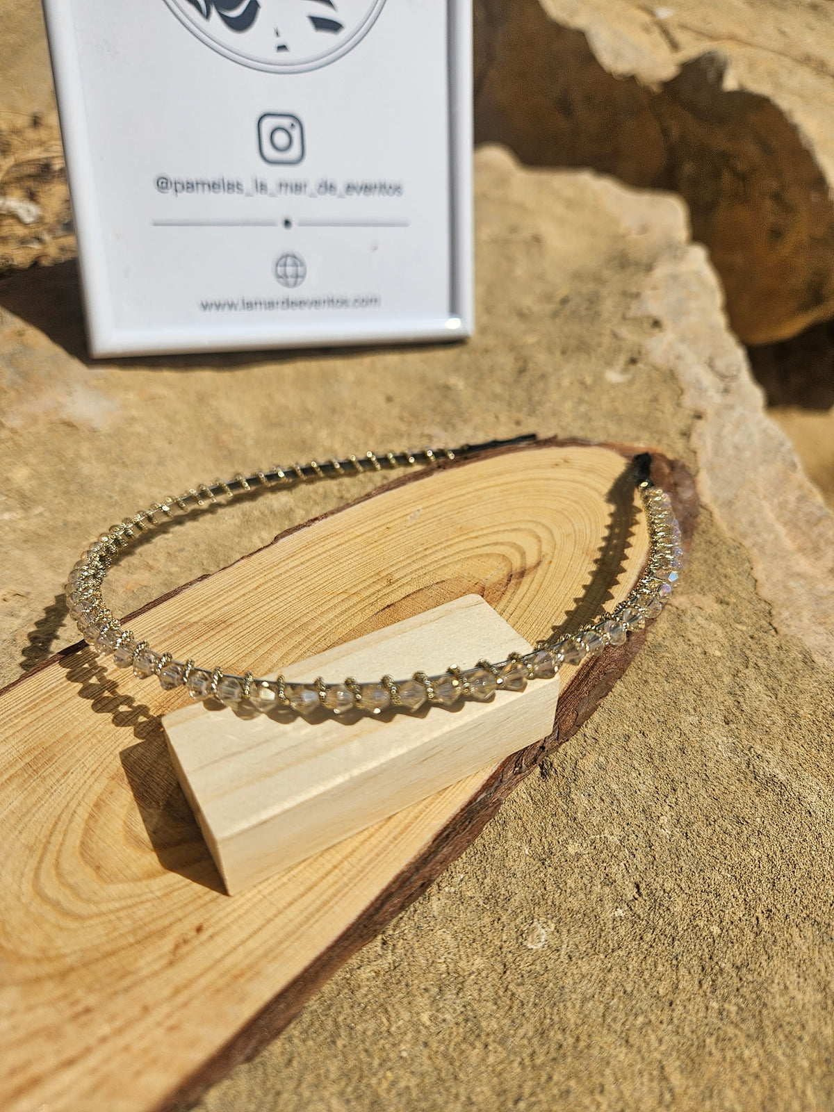 Diadema de novia con pedrería en tono plateado y diseño curvado