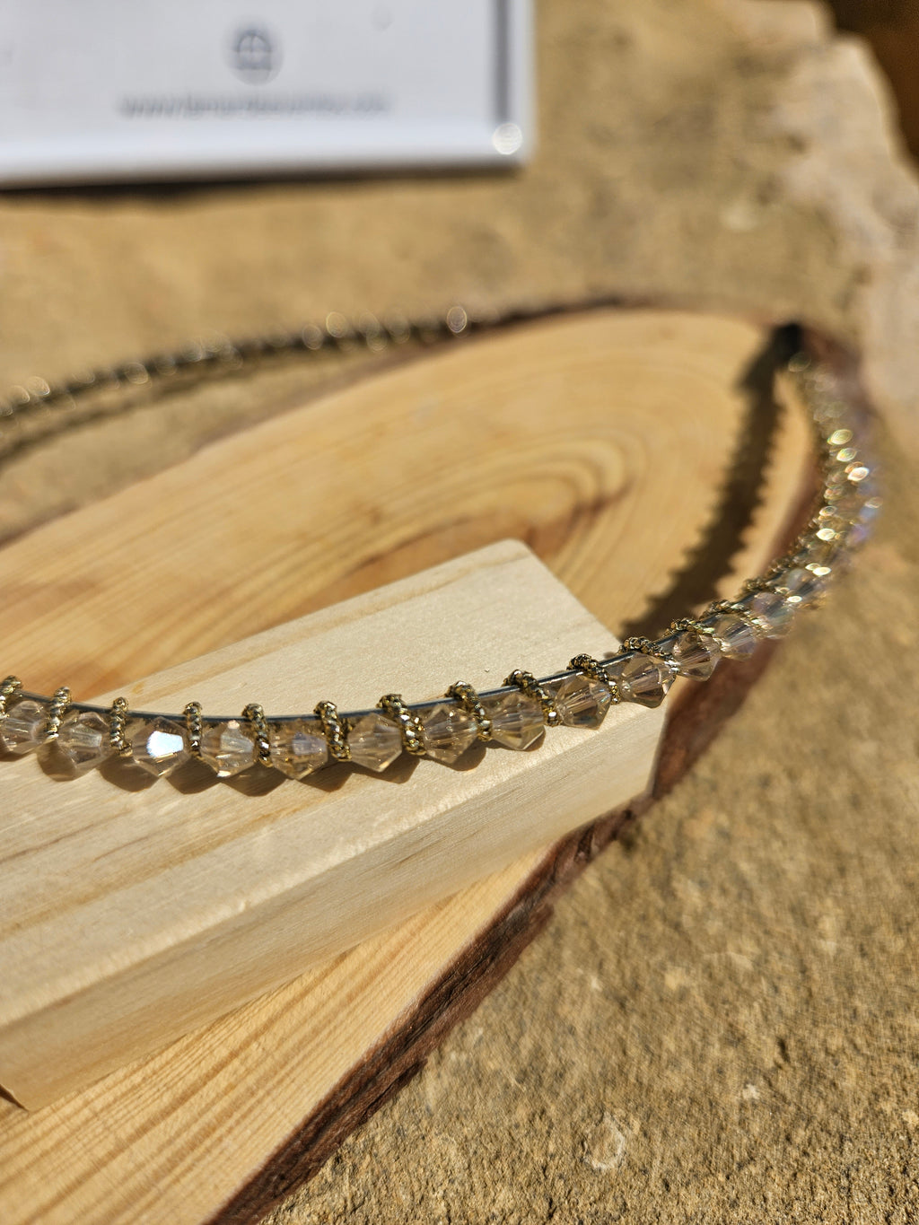 Diadema de novia de pedrería plateada, detalle de gemas engarzadas