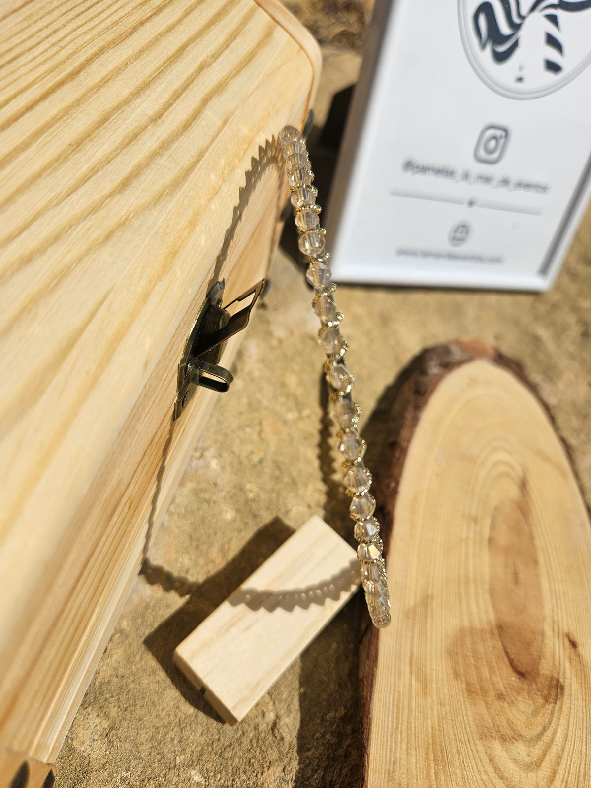 Diadema de novia plateada con pedrería; se aprecian horquillas de sujeción