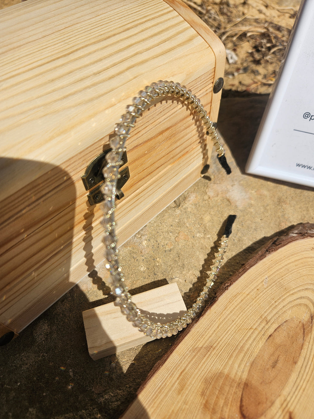 Diadema de novia con pedrería plateada y borde brillante en arco
