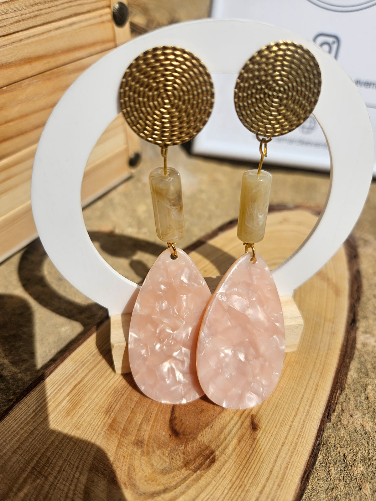 Pendientes con discos dorados y colgantes de resina rosa iridiscente
