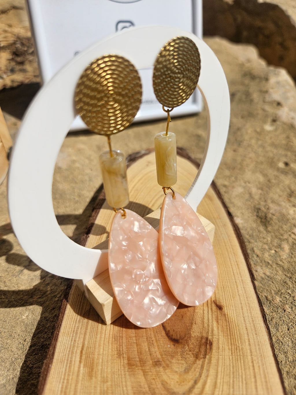 Pendientes largos con discos dorados y colgantes rectangulares y gotas rosa