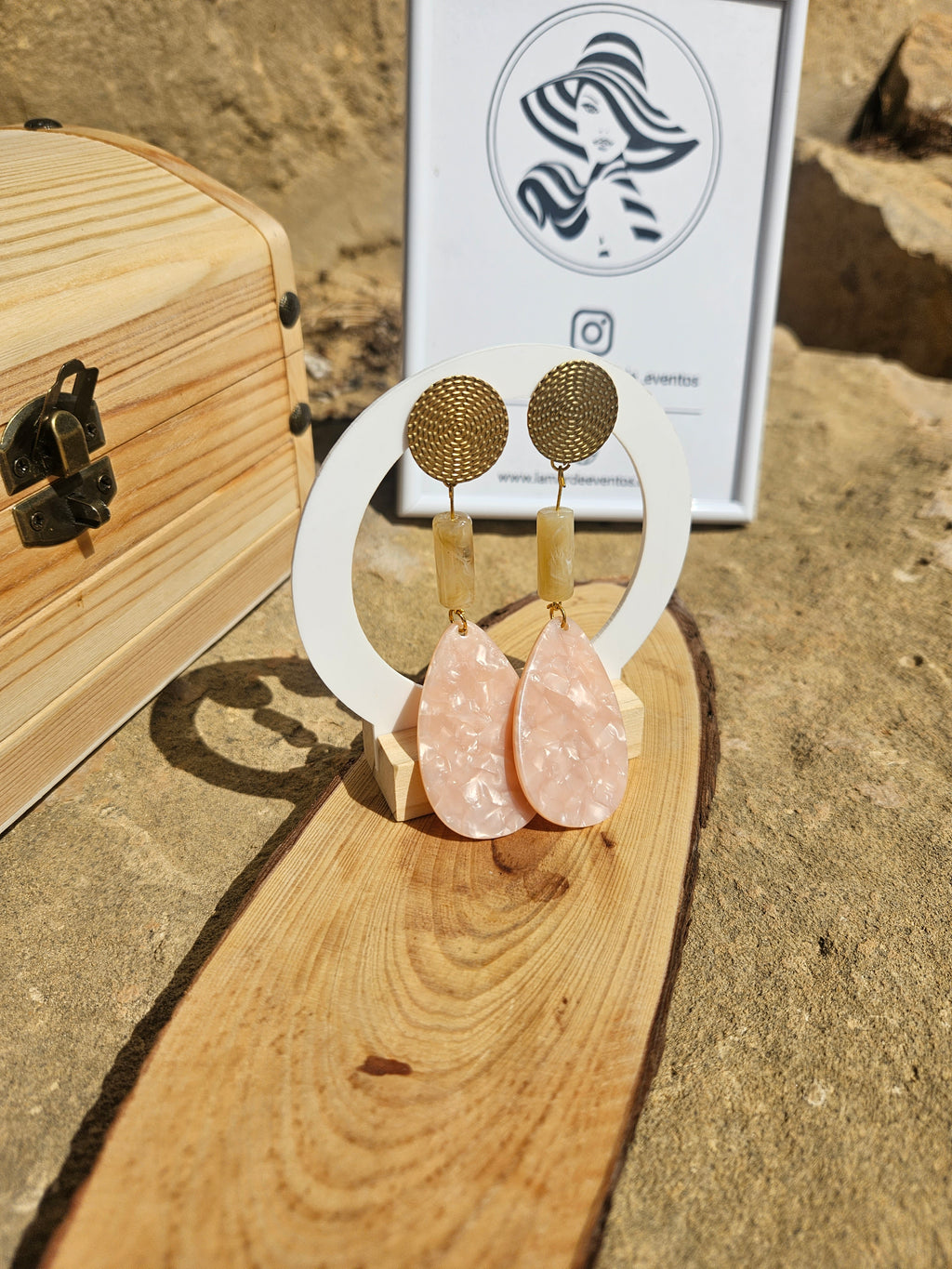 Pendientes con discos dorados y gotas de resina rosa, con eslabón translúcido