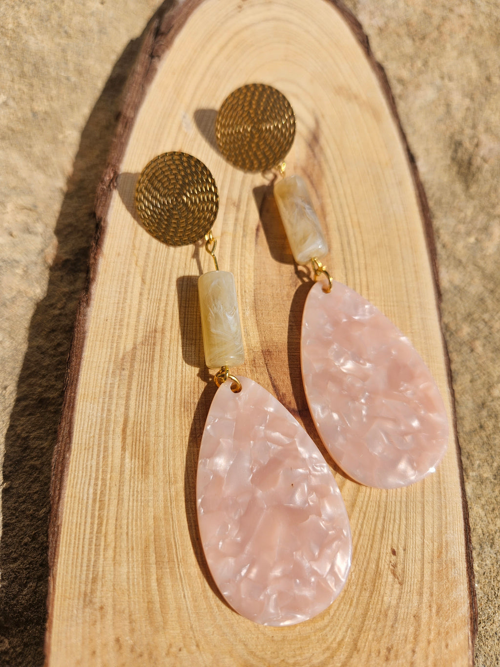 Pendientes largos: disco dorado, pieza rectangular translúcida y gota rosa