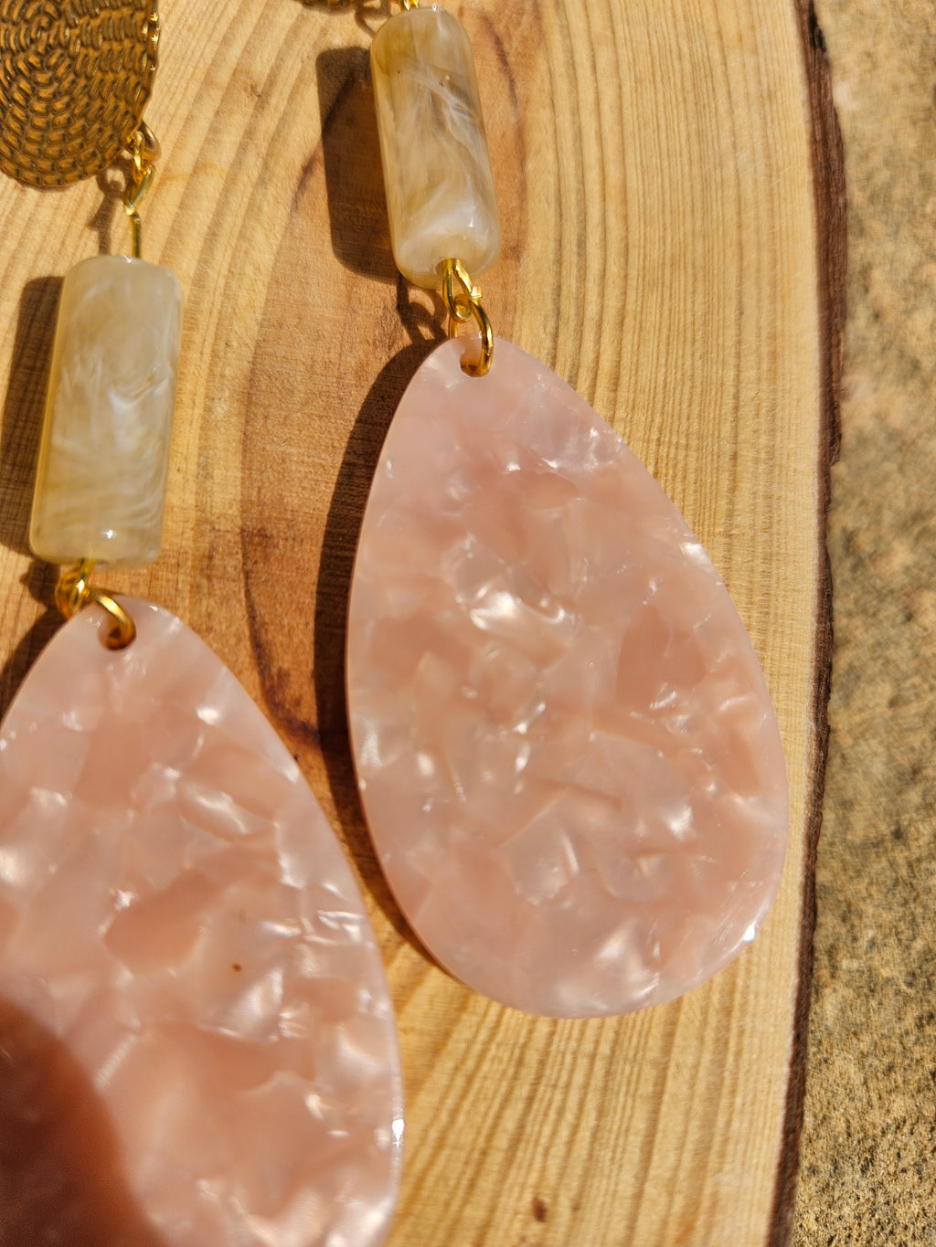 Pendientes con gota rosa grande y pieza rectangular translúcida, con anilla dorada