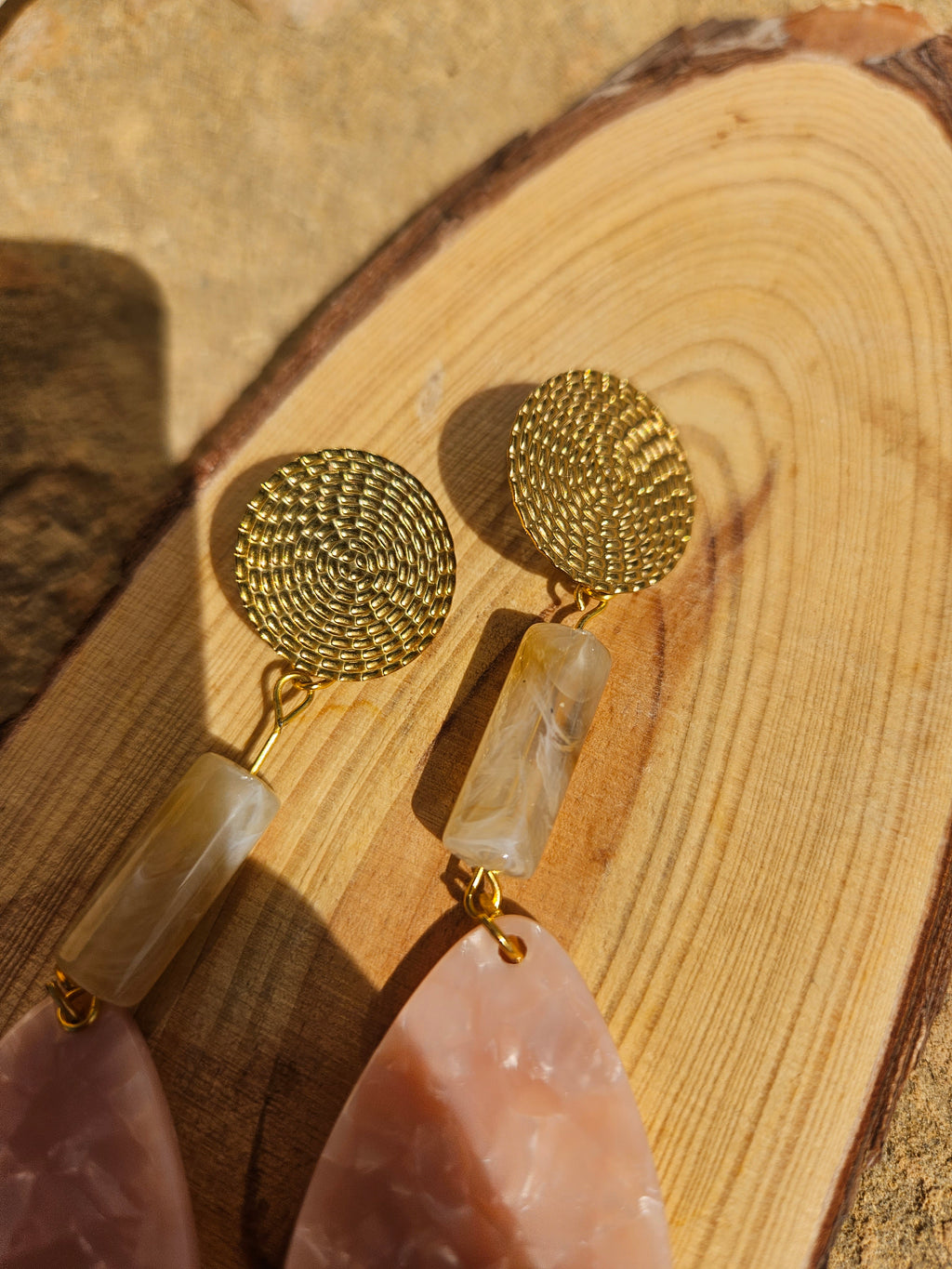 Pendientes con discos dorados y gotas grandes de resina rosa, con colgante translúcido