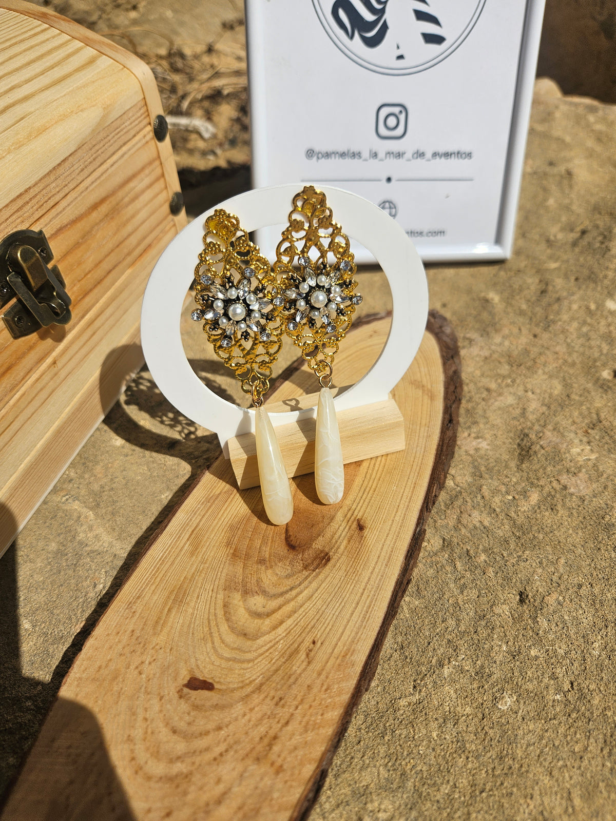 Pendientes dorados con pedrería y gotas colgantes color marfil