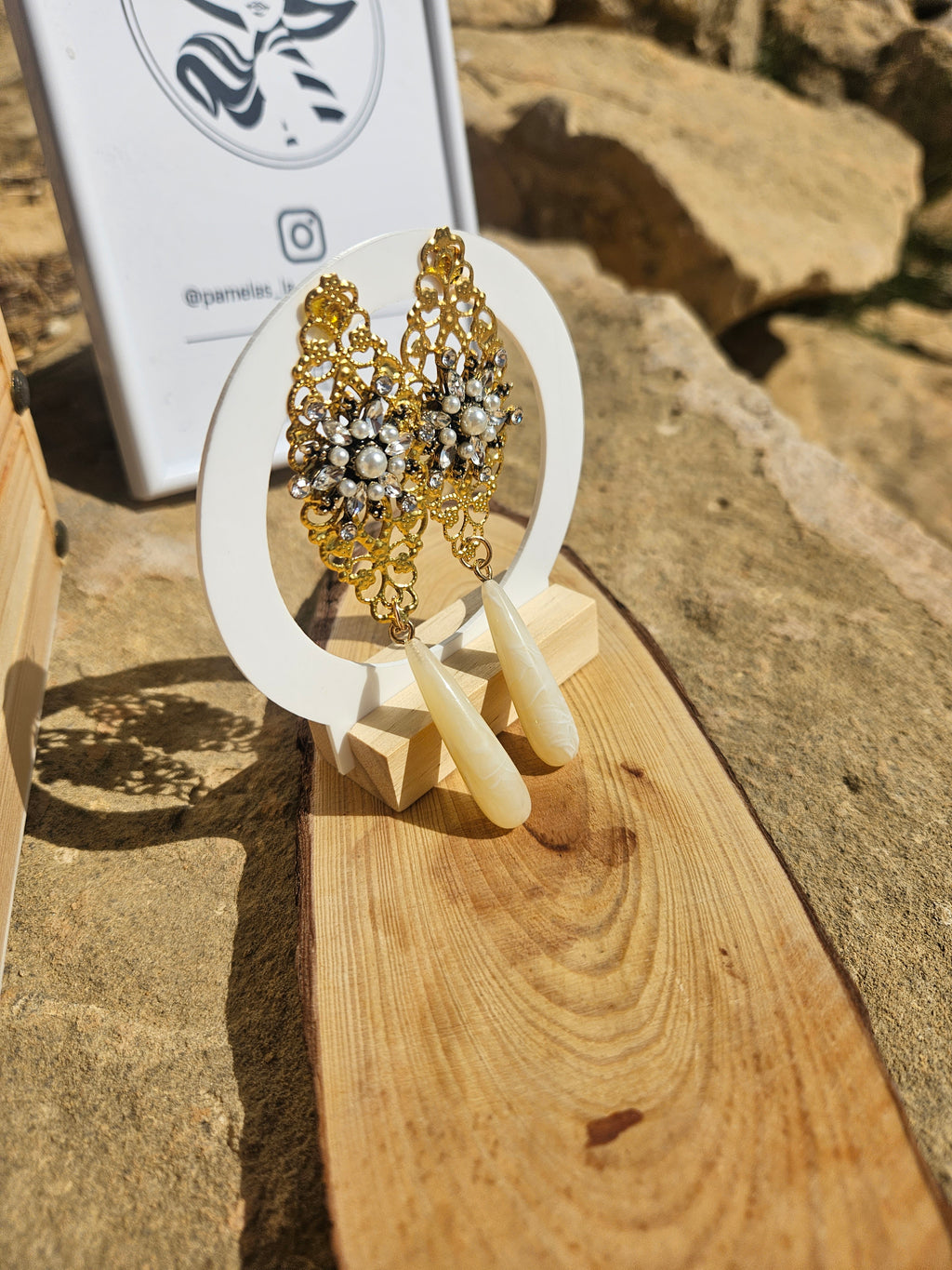 Pendientes dorados con pedrería y gotas colgantes color marfil